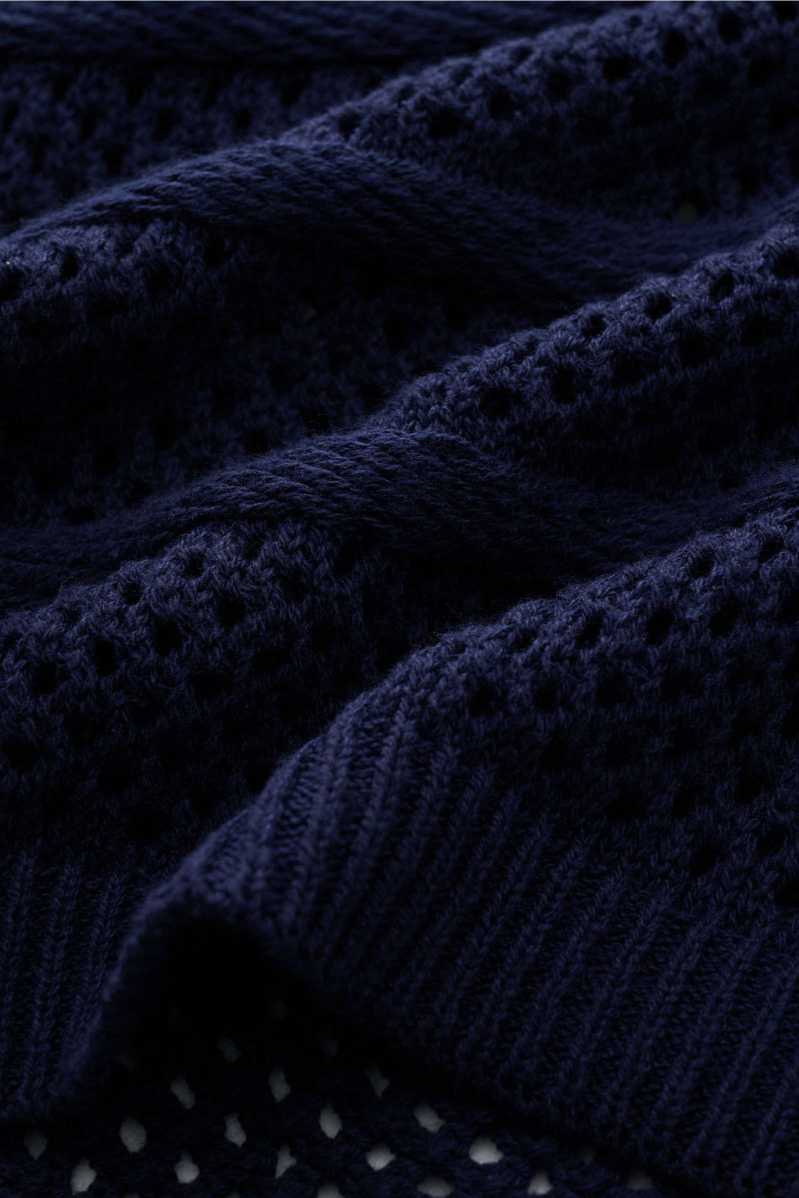 Nahaufnahme des Ché Kurzarm-Strickhemds 'Desiderio' Kubanischer Kragen navy mit grobem, luftigen Strickmuster aus reiner Baumwolle.