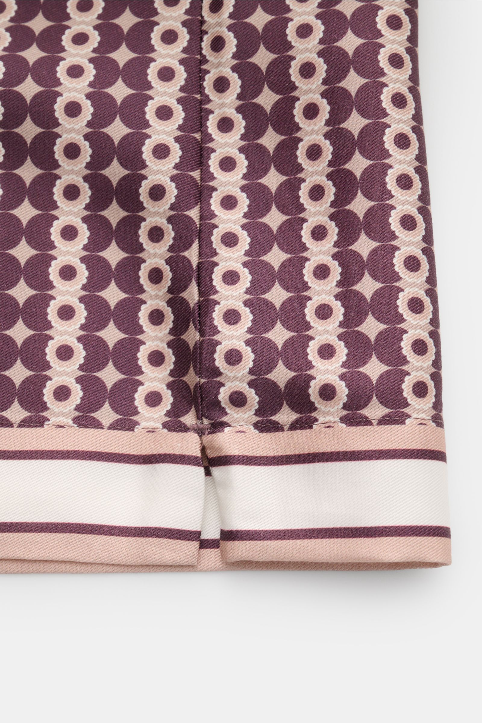 Nahaufnahme des Saumdetails mit seitlichem Schlitz am Ché Kurzarmhemd 'Pressoa' Kubanischer Kragen bordeaux/hellbraun gemustert aus Lyocell.