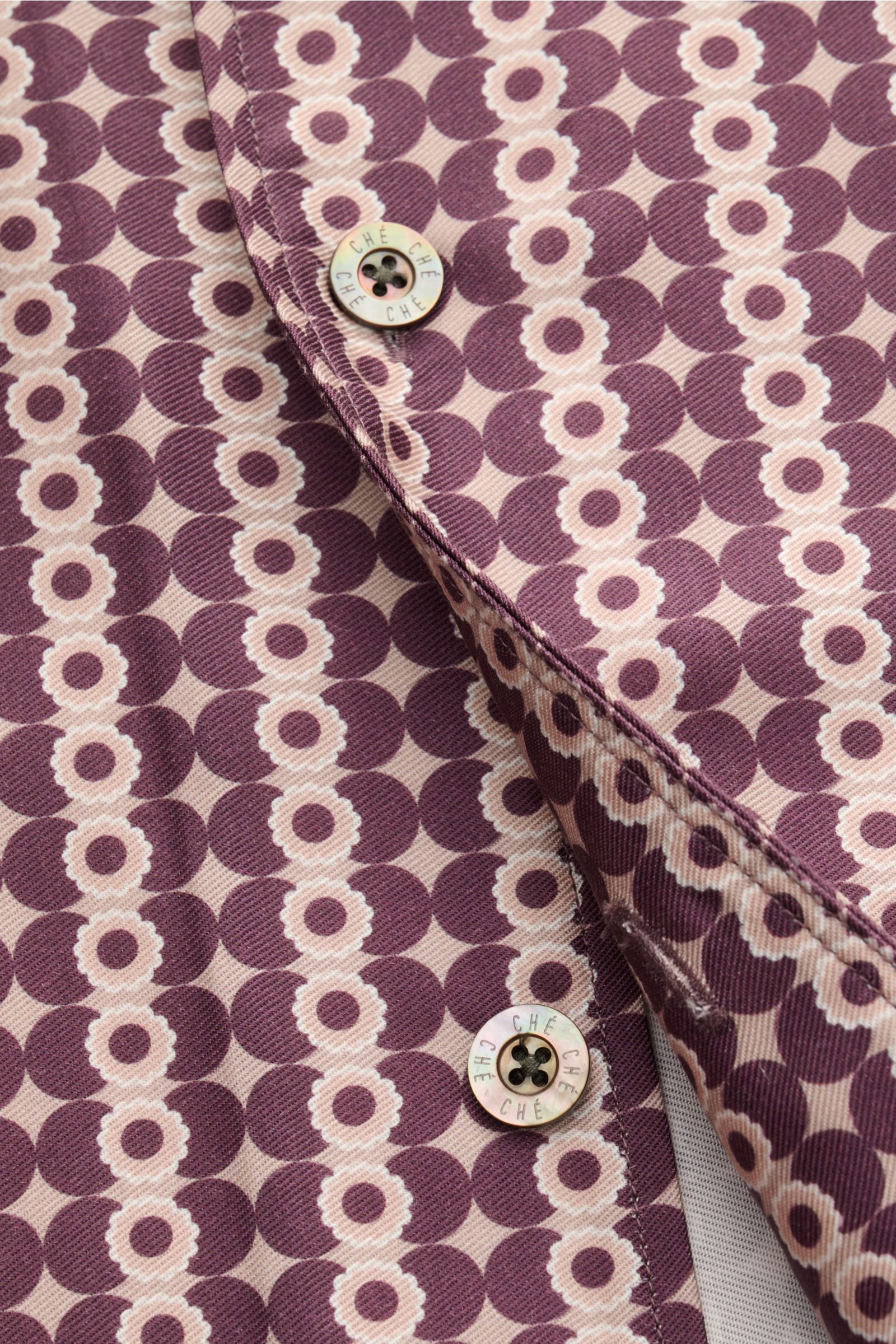 Ché Kurzarmhemd 'Pressoa' Kubanischer Kragen bordeaux/hellbraun gemustert, Nahaufnahme der Knopfleiste mit Perlmuttknöpfen, Lyocell, ornamentales Muster.
