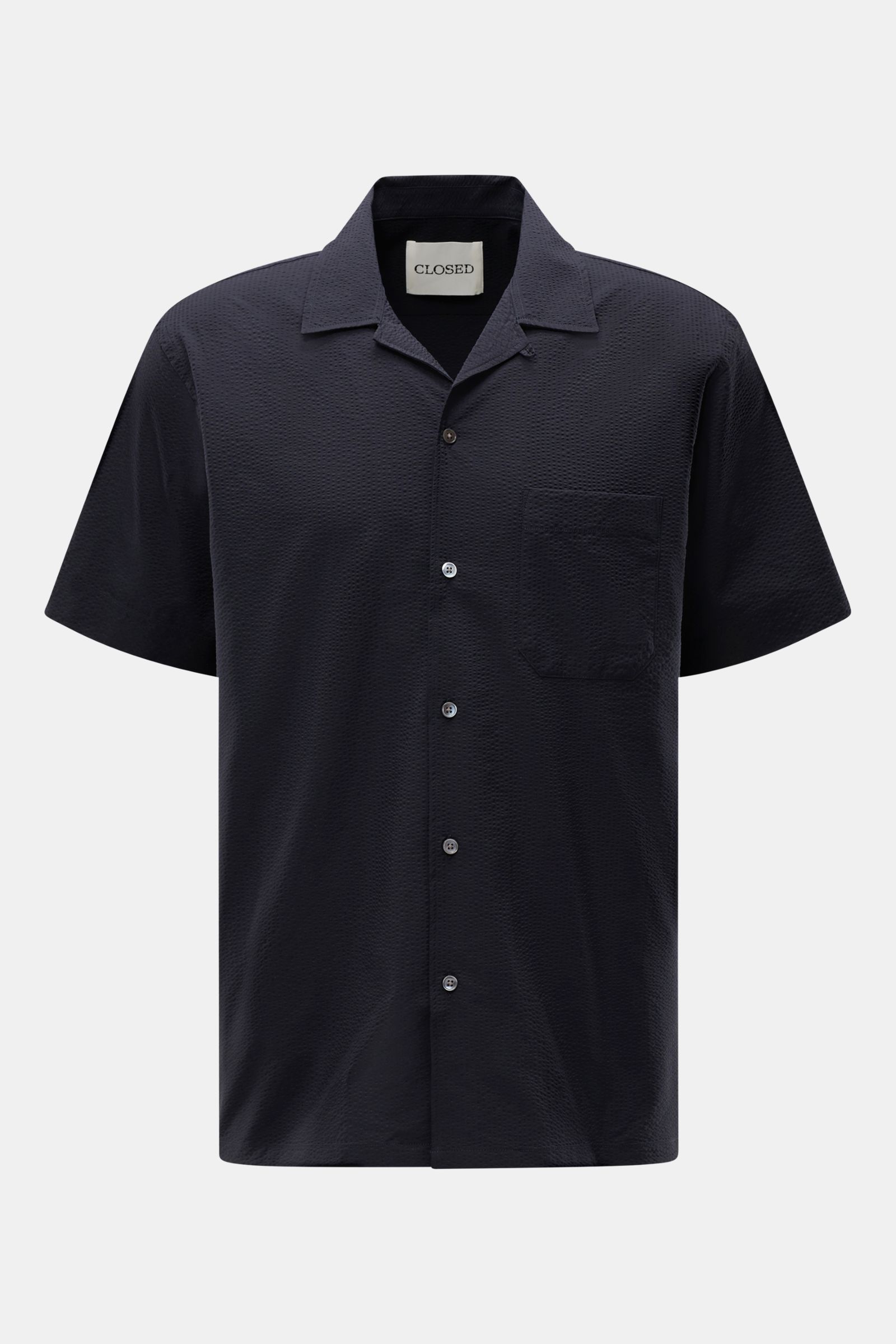 Closed Kurzarmhemd Kubanischer Kragen dark navy, frontale Nahaufnahme, leichte Seersucker-Struktur, Oversized Fit, Brusttasche, französische Knopfleiste, gerader Saum mit kurzen Schlitzen.
