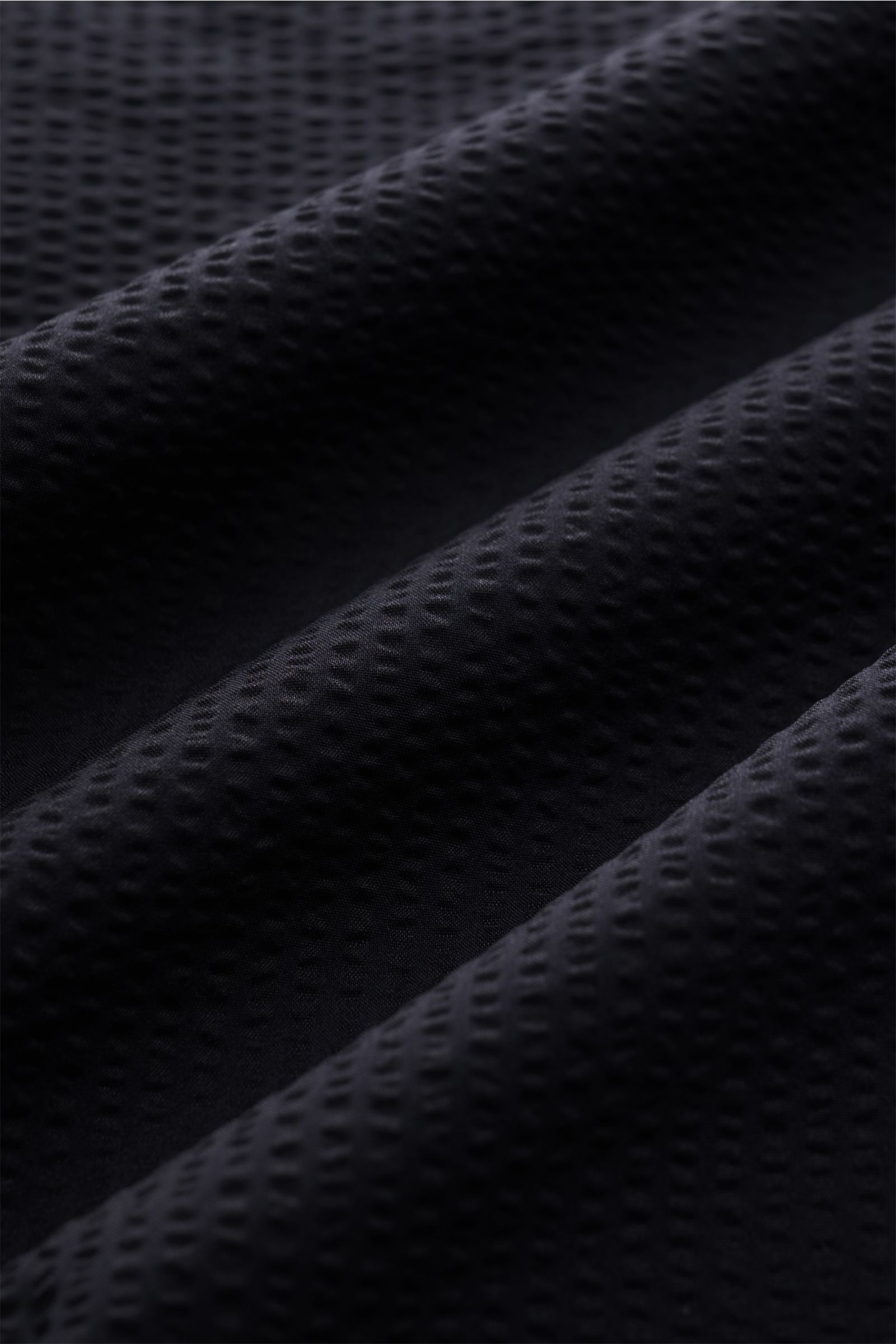 Alt-Tag (124 Zeichen): Nahaufnahme der strukturierten Seersucker-Microfaser des Closed Kurzarmhemd Kubanischer Kragen dark navy in leichter Haptik.