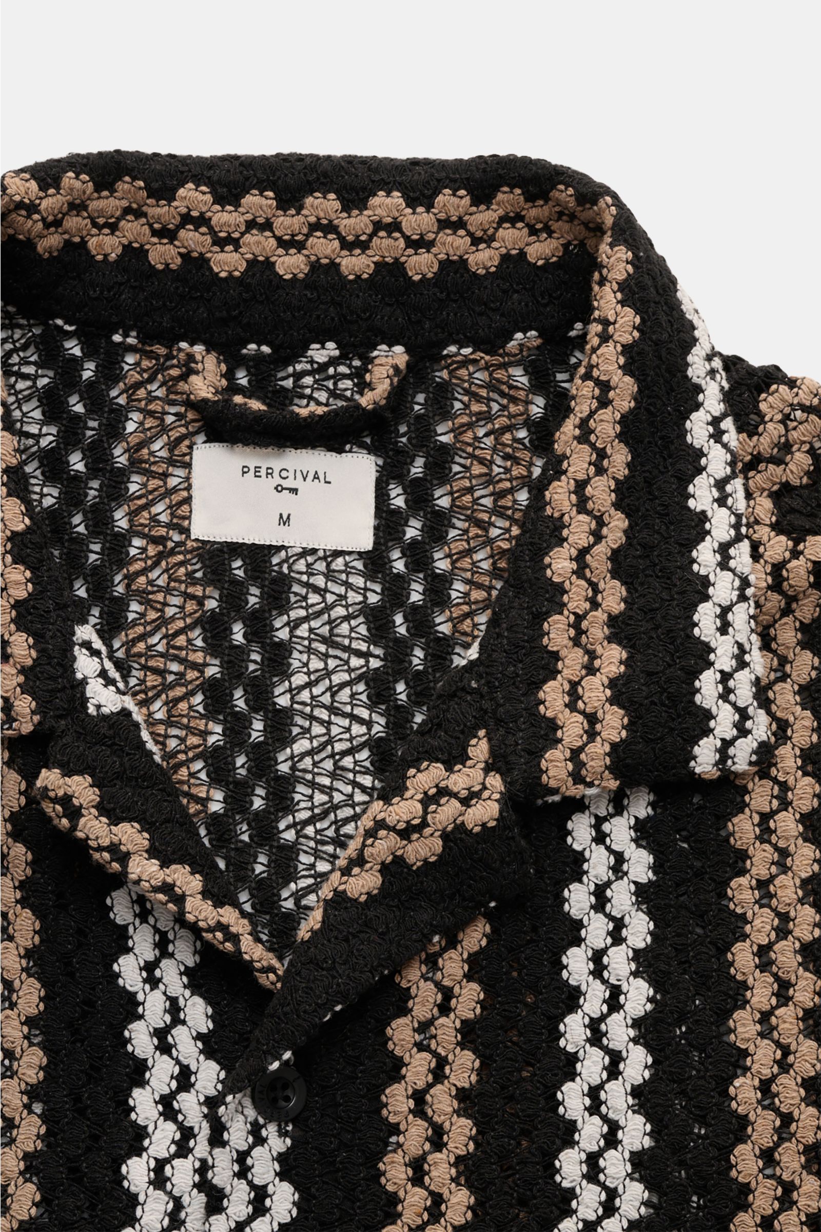 Percival Kurzarmhemd 'Wade' Kubanischer Kragen schwarz/hellgrau/taupe gestreift, Nahaufnahme von oben, luftige Häkelstruktur, weicher Griff.