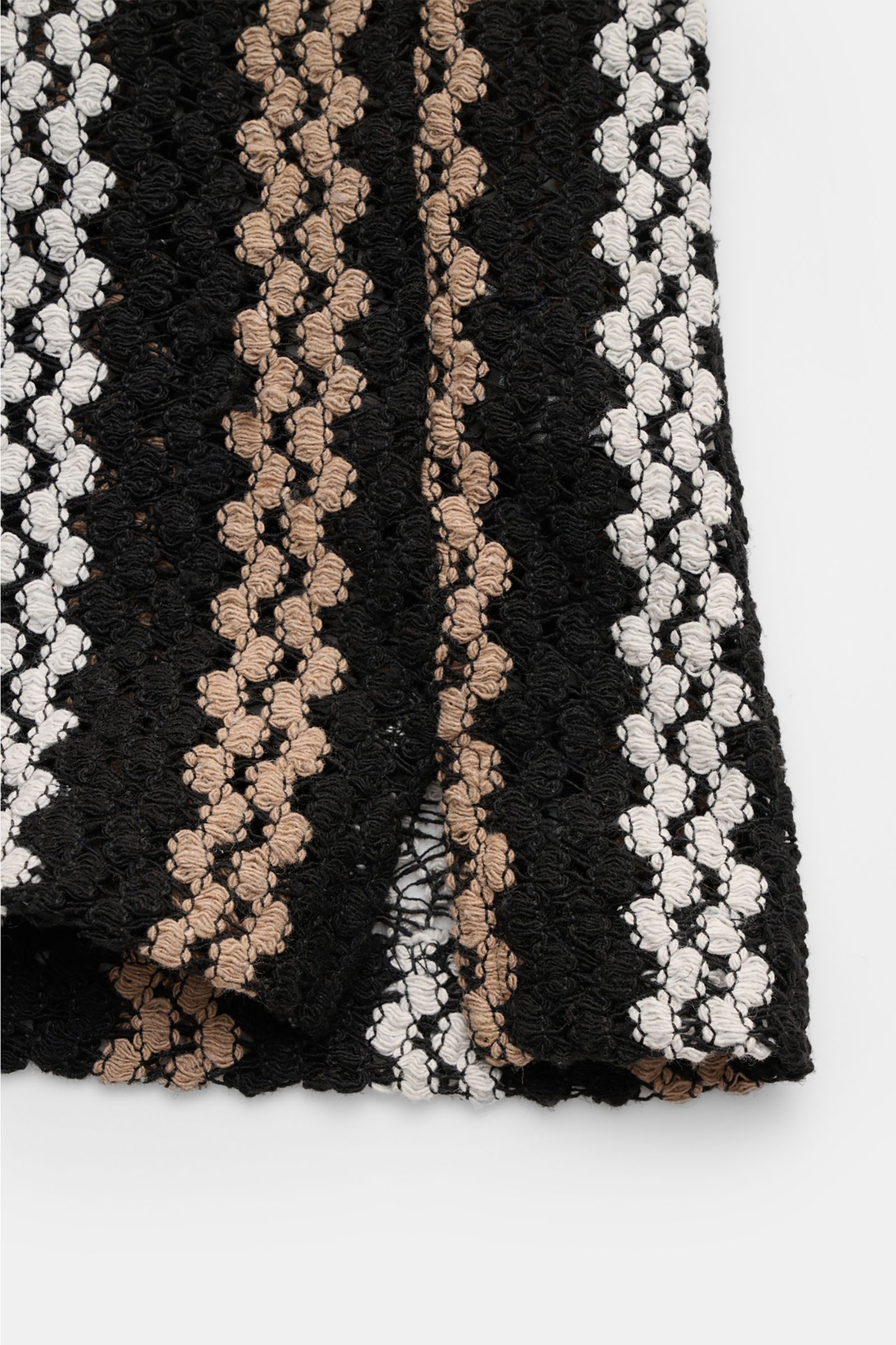 Nahaufnahme des Percival Kurzarmhemds 'Wade' Kubanischer Kragen schwarz/hellgrau/taupe gestreift mit luftiger Häkelstruktur und Streifenmuster.