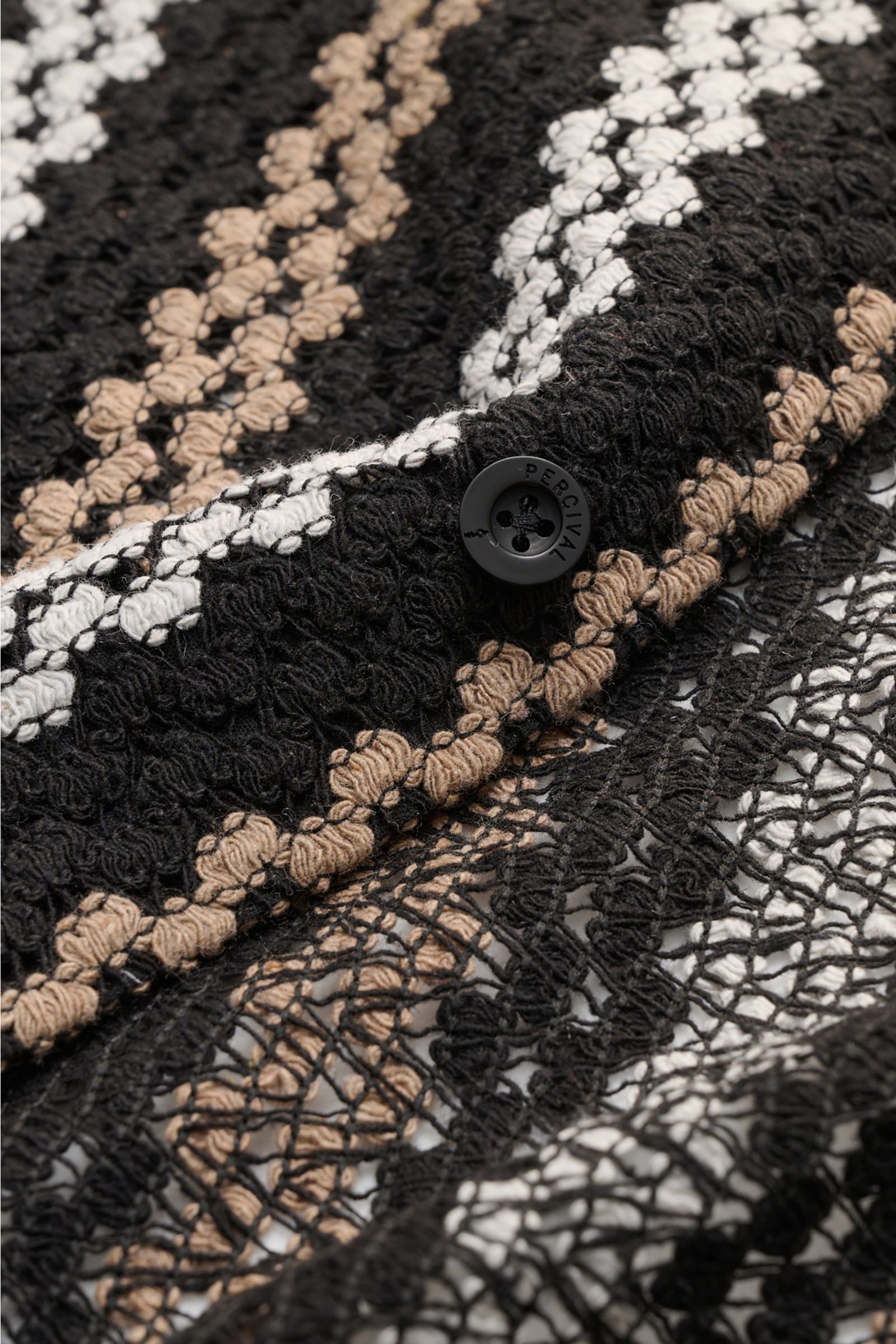 Nahaufnahme des Percival Kurzarmhemds 'Wade' Kubanischer Kragen schwarz/hellgrau/taupe gestreift mit luftiger Häkelstruktur und Knopf.