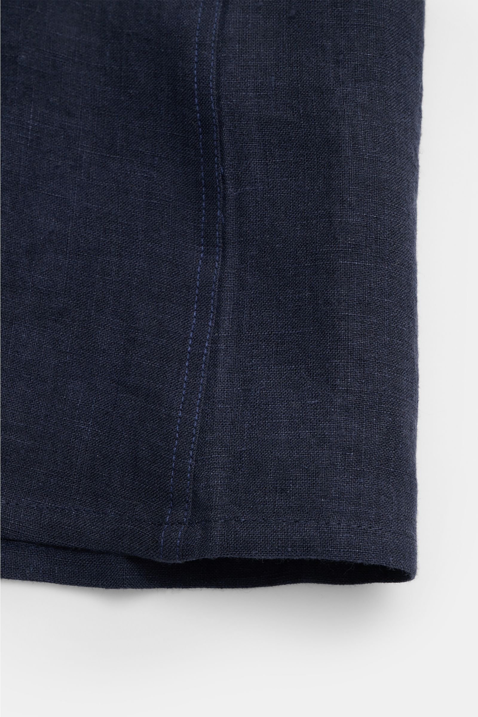 Percival Kurzarmhemd Kubanischer Kragen navy im Detail, Nahaufnahme von leicht griffiger Leinenqualität, Regular Fit, glatte Knopfleiste.