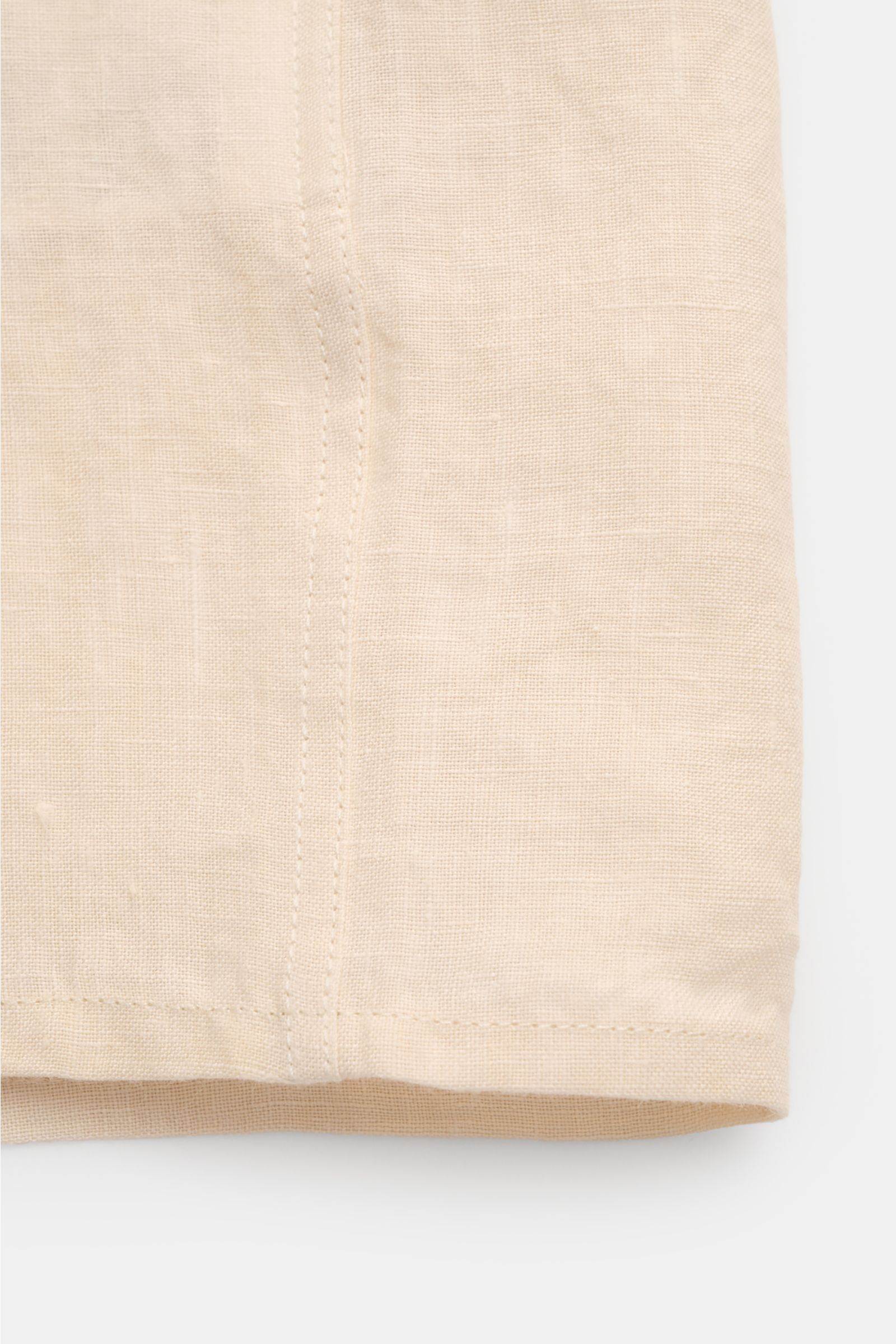 Close-up front view of the beige Percival Linen short sleeve shirt Cuban collar, showcasing pure linen fabric and straight hem stitching. Cool, lightweight and antibacterial: Linen’s natural qualities make it the perfect summer material. PERCIVAL has chos