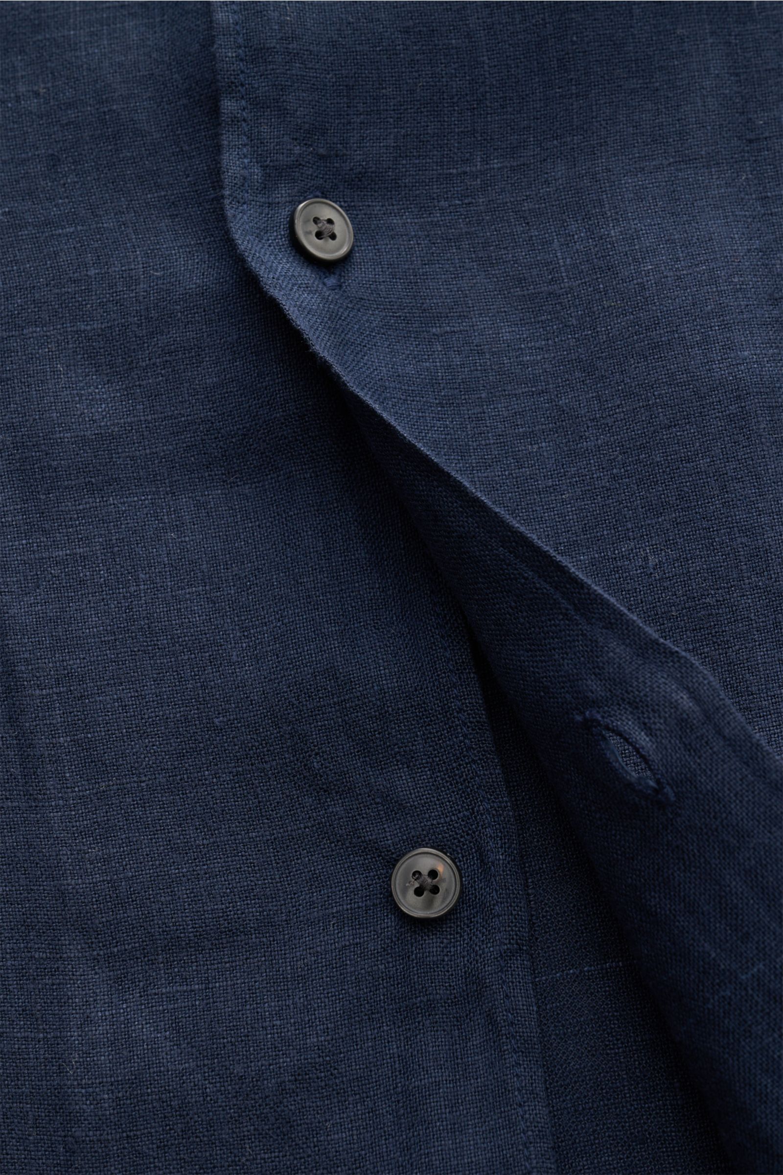 Nahaufnahme des 04651/ A trip in a bag Leinen-Kurzarmhemd Kubanischer Kragen navy, reines Leinen mit Knöpfen und strukturierter Stoffoberfläche.