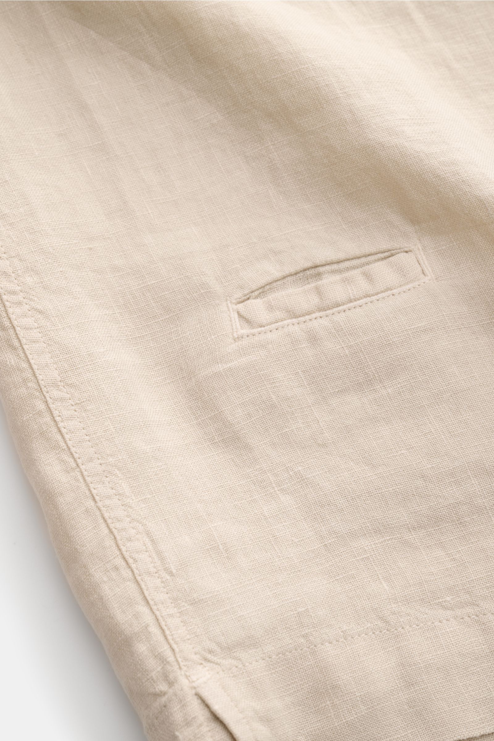 Nahaufnahme des beigen 04651/ A trip in a bag Leinen-Kurzarmhemd Kubanischer Kragen mit feiner Leinenstruktur und Münztasche.