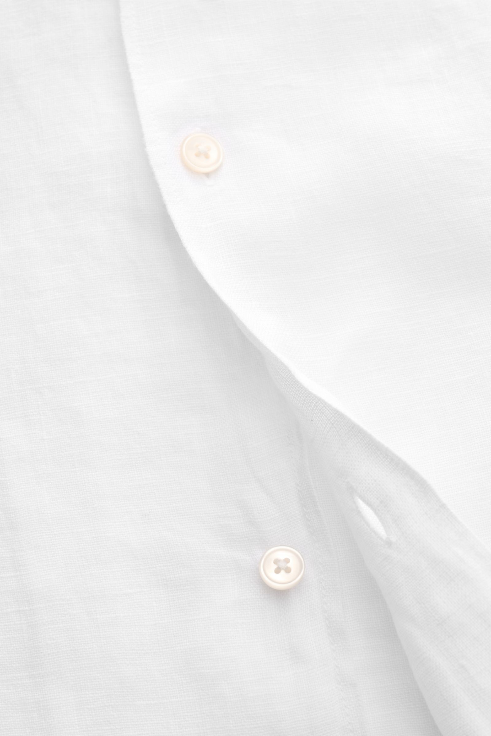 Weißes 04651/ A trip in a bag Leinen-Kurzarmhemd Kubanischer Kragen, Detailaufnahme der französischen Knopfleiste und feinen Leinenstruktur.