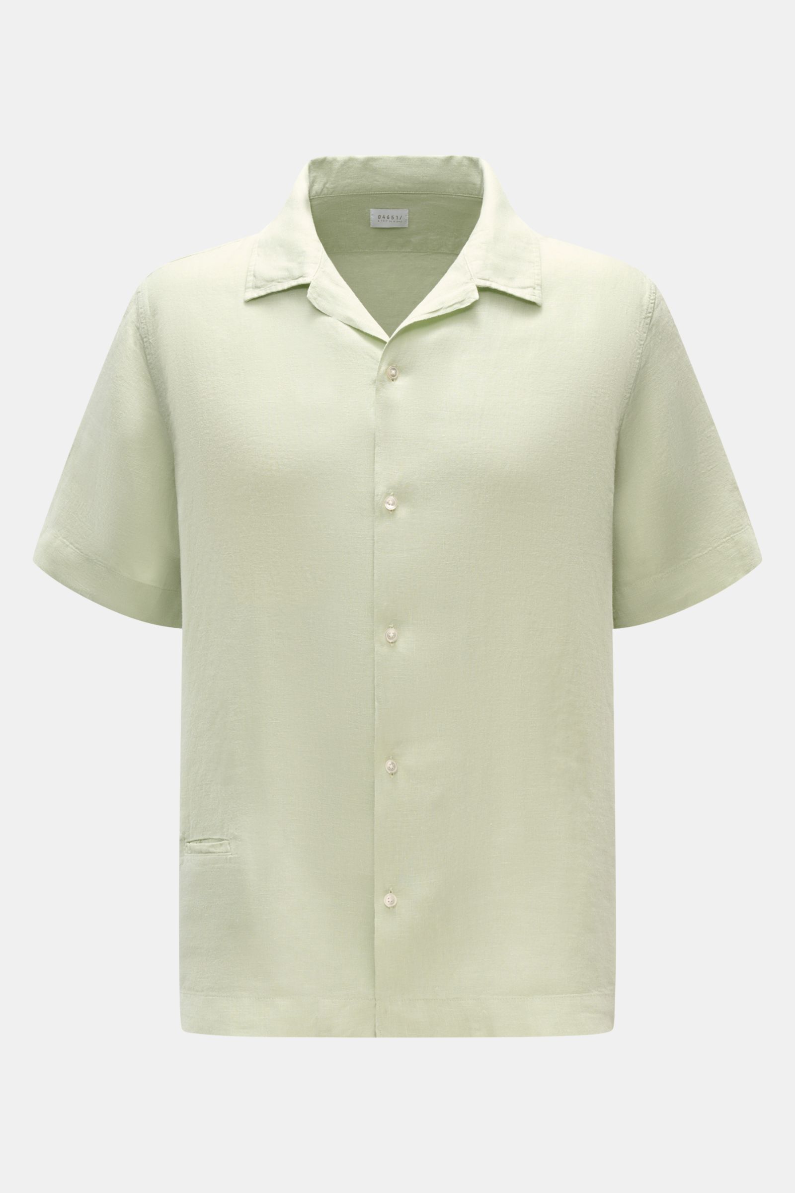 04651/ A trip in a bag Leinen-Kurzarmhemd Kubanischer Kragen pastellgrün, frontal, aus reinem Leinen, luftig, mit französischer Knopfleiste und kleiner Münztasche.