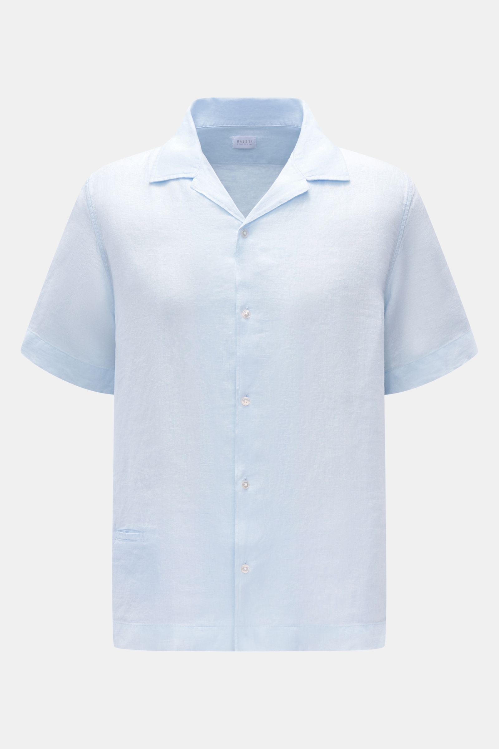 Frontale Nahaufnahme des pastellblauen 04651/ A trip in a bag Leinen-Kurzarmhemd Kubanischer Kragen aus reinem Leinen mit französischer Knopfleiste, kleiner Münztasche und geradem Saum, luftig und leicht.