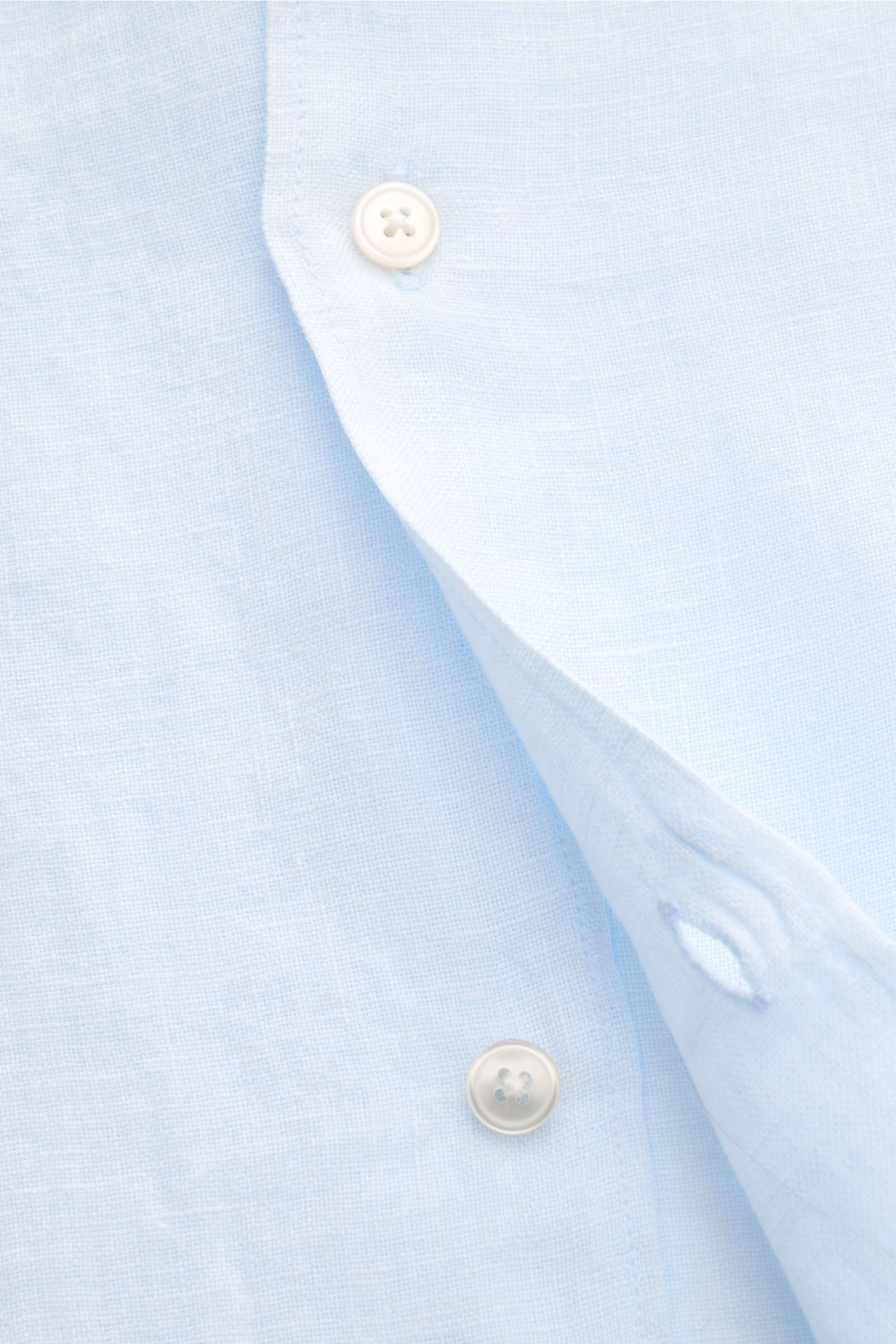 Leicht geöffnete Nahaufnahme des pastellblauen 04651/ A trip in a bag Leinen-Kurzarmhemd Kubanischer Kragen aus reinem Leinen mit feiner Struktur.