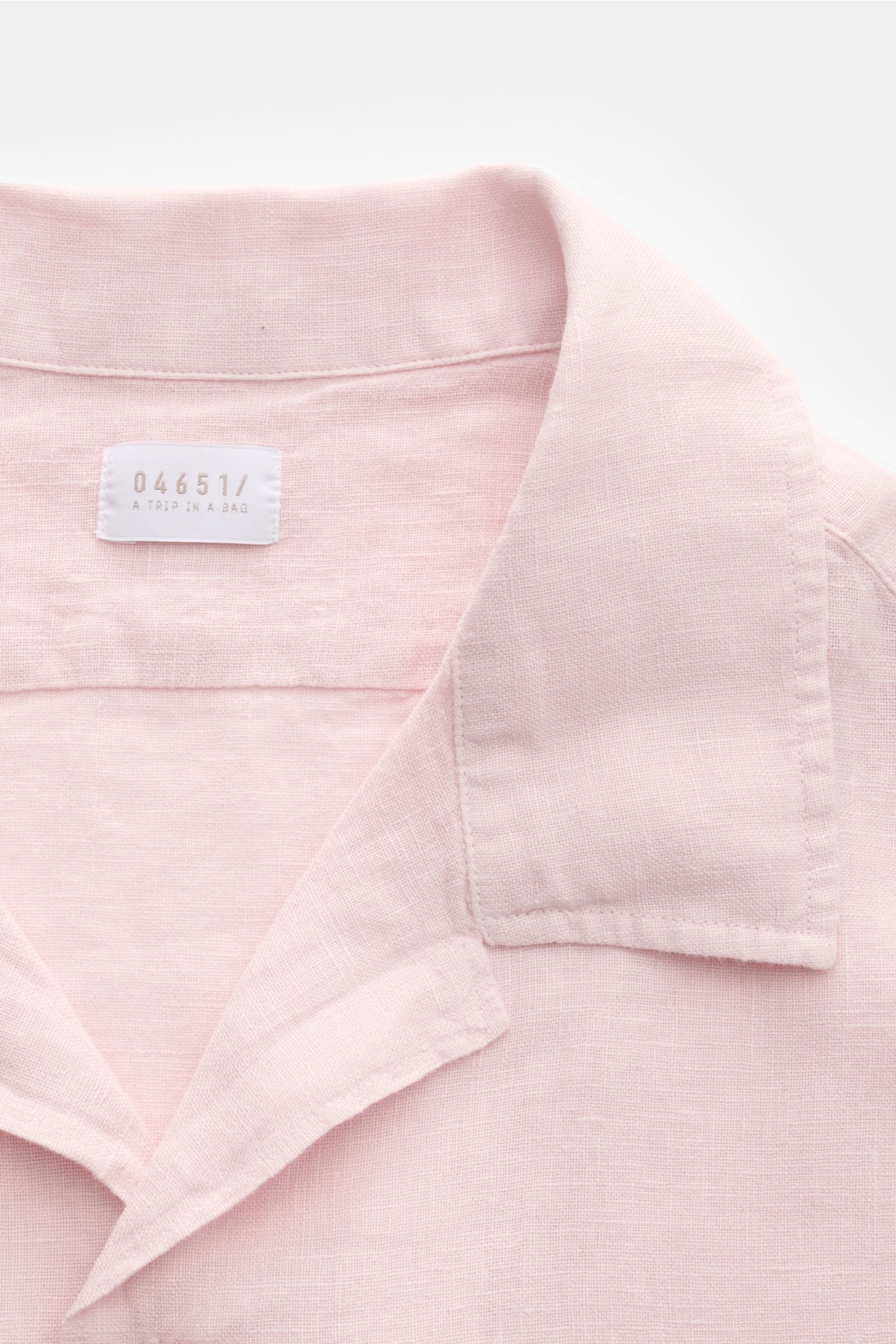 Detailaufnahme des roséfarbenen 04651/ A trip in a bag Leinen-Kurzarmhemd Kubanischer Kragen mit leichter Leinenstruktur und offenem Kragen.