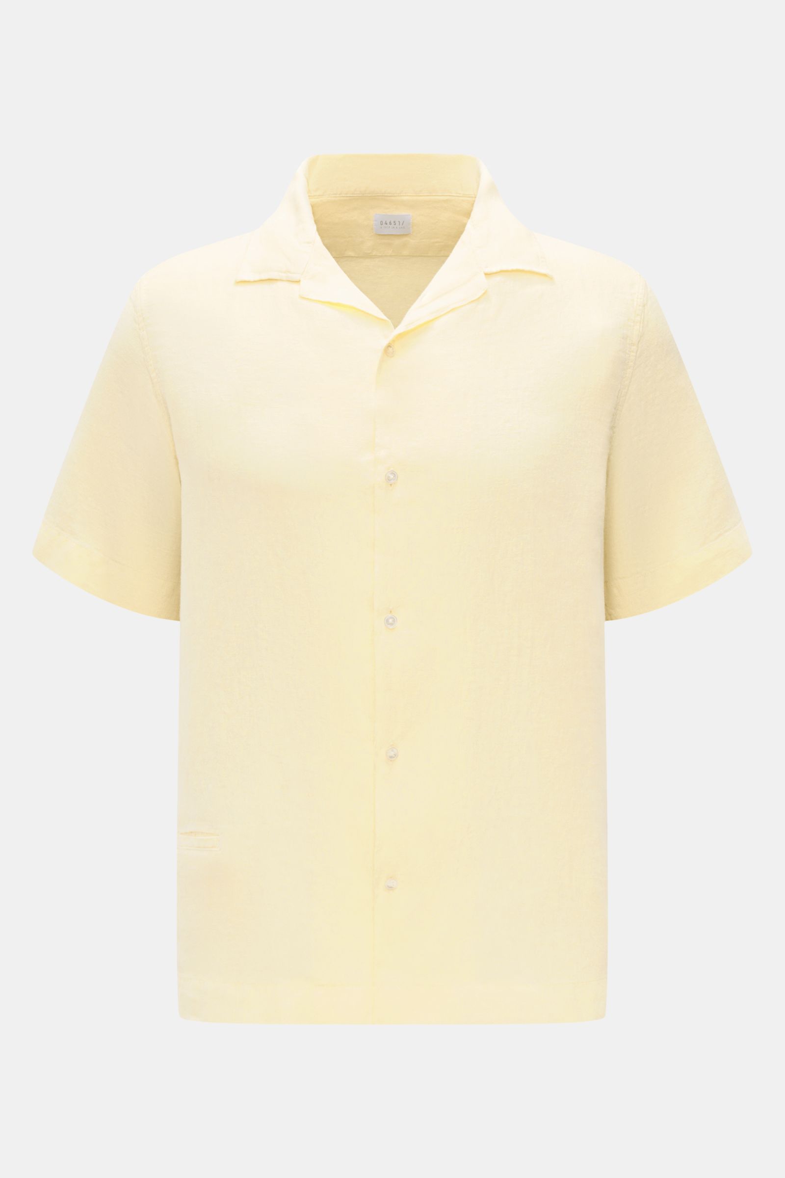 04651/ A trip in a bag Leinen-Kurzarmhemd Kubanischer Kragen pastellgelb, frontale Nahaufnahme, reines Leinen, luftige Qualität, Regular Fit, kurze Ärmel, französische Knopfleiste, kleine Münztasche, gerader Saum mit kurzen Schlitzen.