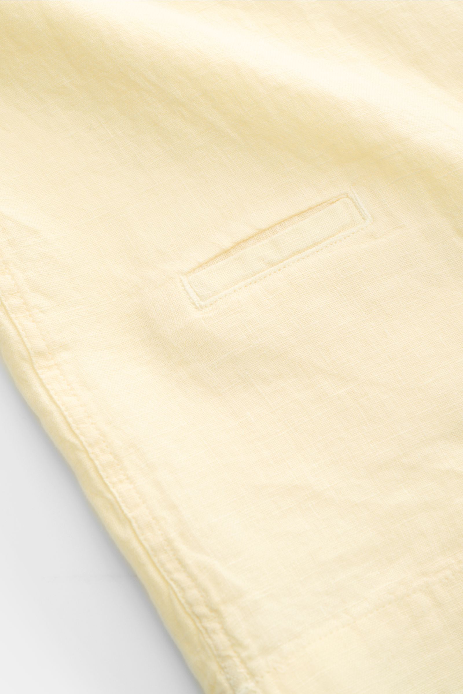 Leichte Nahaufnahme des pastellgelben 04651/ A trip in a bag Leinen-Kurzarmhemd Kubanischer Kragen mit feiner Struktur.