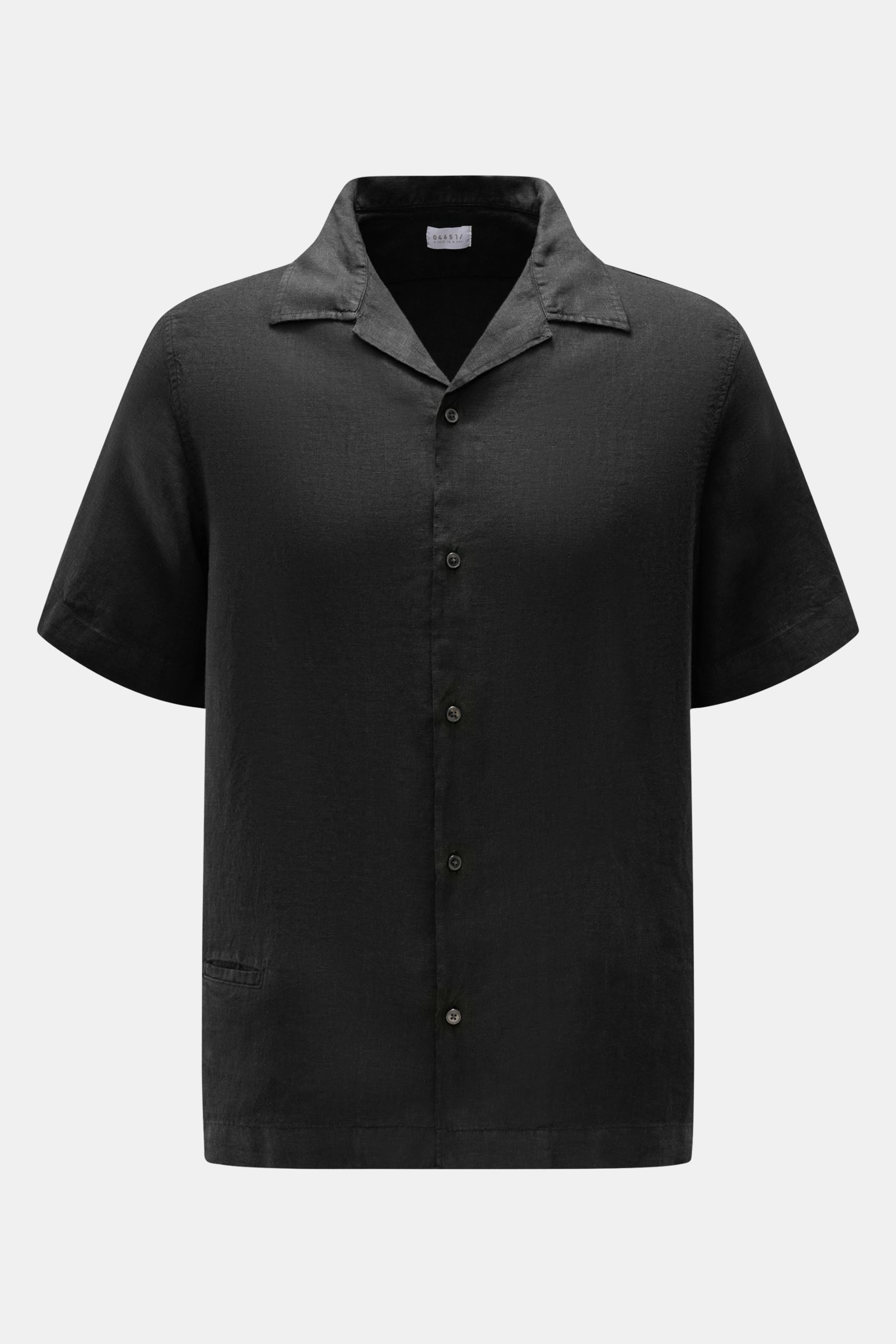Schwarzes 04651/ A trip in a bag Leinen-Kurzarmhemd mit kubanischem Kragen, französischer Knopfleiste, kleiner Münztasche, frontal fotografiert.
