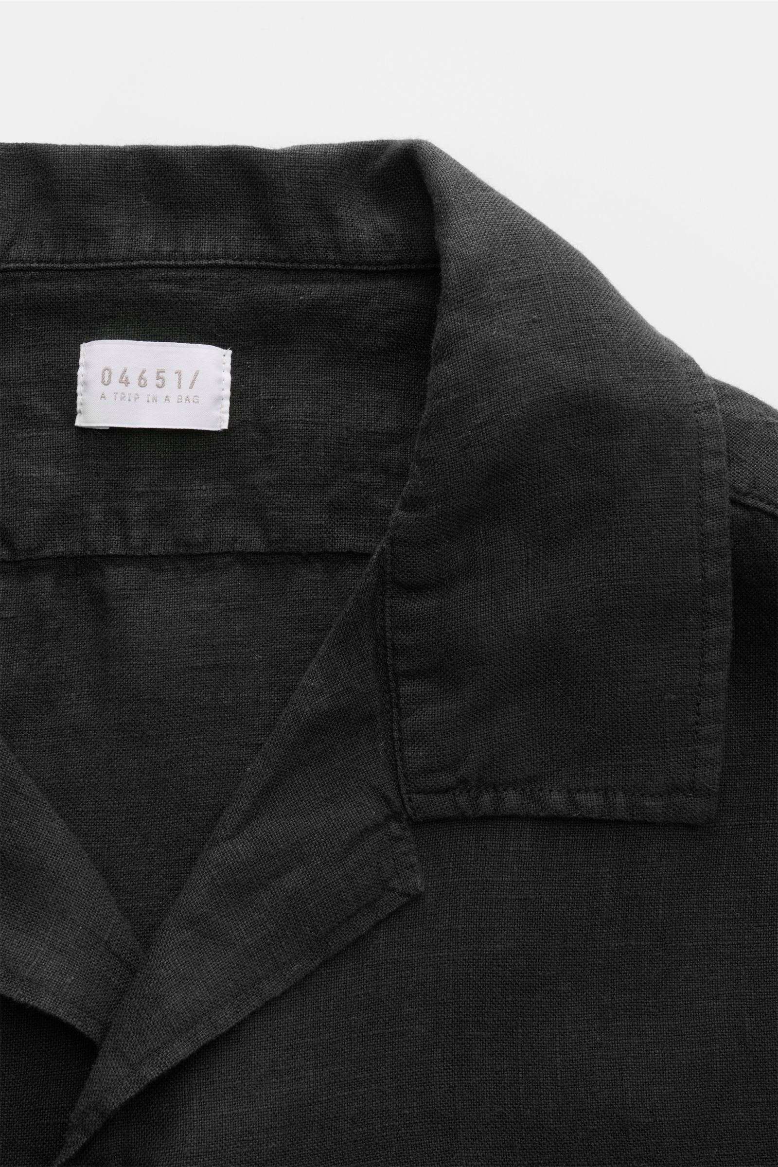 Schwarzes 04651/ A trip in a bag Leinen-Kurzarmhemd mit kubanischem Kragen, Detailansicht von oben, reine Leinenqualität, leicht und luftig.