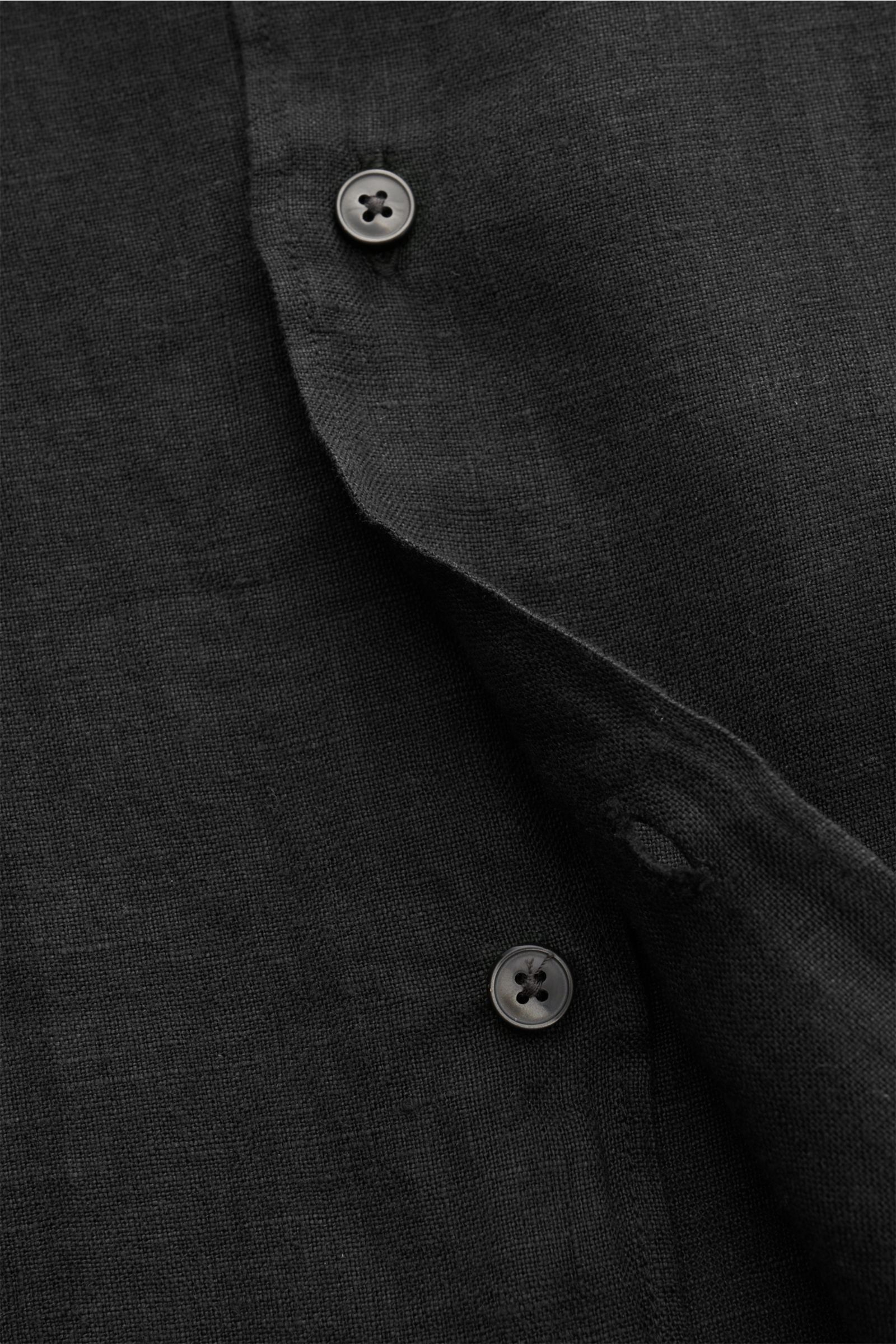 Schwarzes 04651/ A trip in a bag Leinen-Kurzarmhemd Kubanischer Kragen in Nahaufnahme von vorne mit Knöpfen und feiner Leinenstruktur.