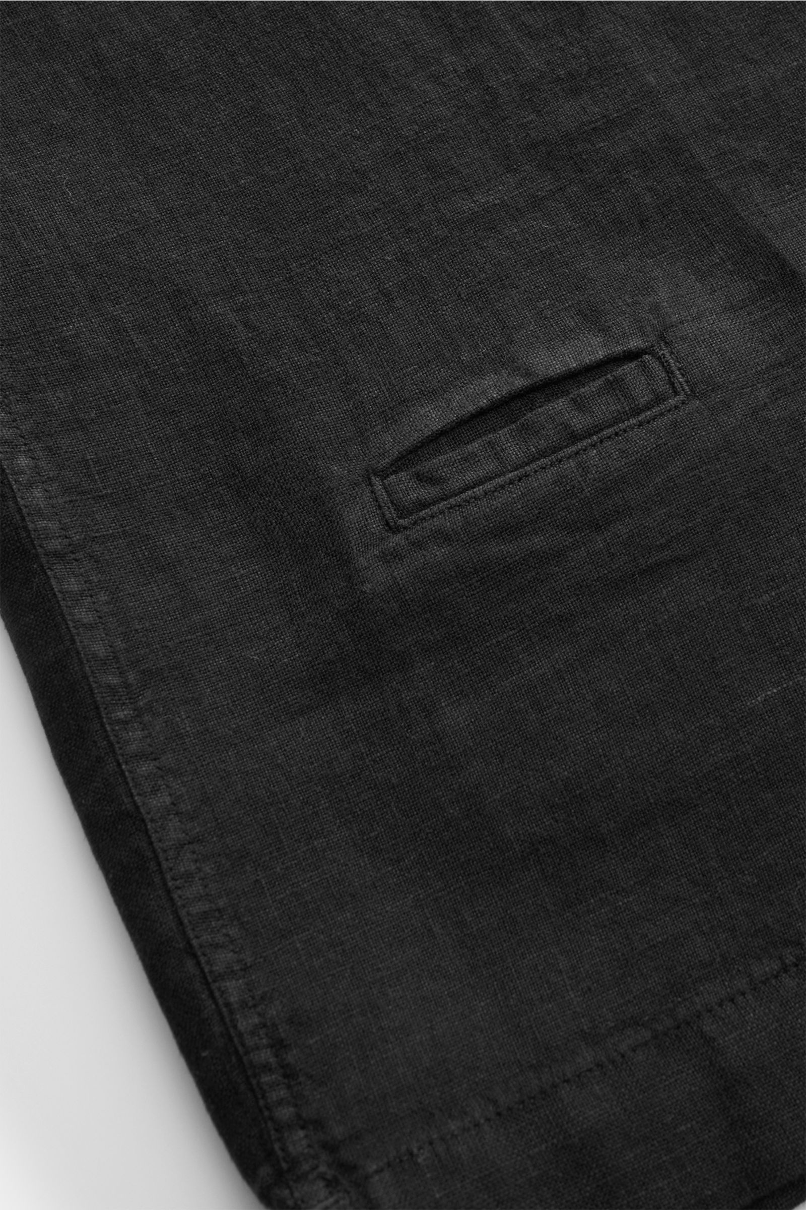 Schwarzes 04651/ A trip in a bag Leinen-Kurzarmhemd Kubanischer Kragen, Detailansicht von unten, reine Leinenqualität, Münztasche, Saum mit Schlitz.