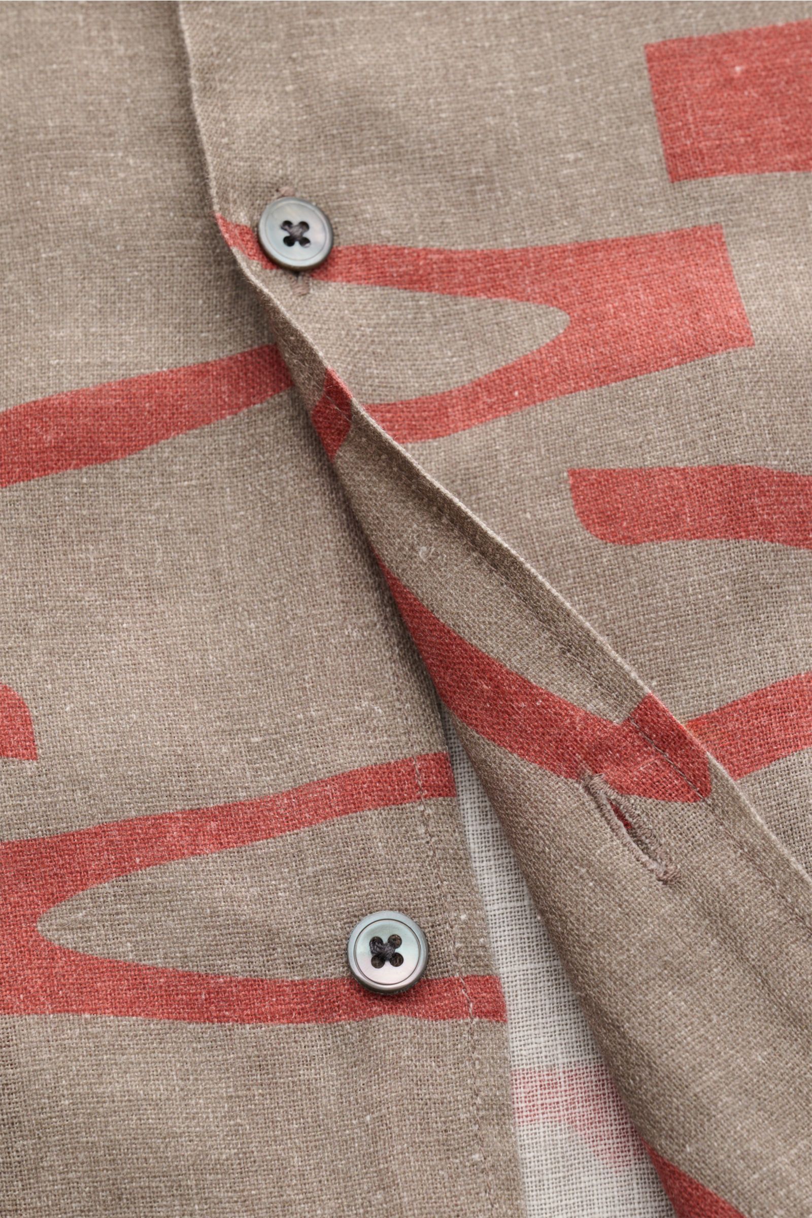 04651/ A trip in a bag Leinen-Kurzarmhemd Kubanischer Kragen taupe/rot gemustert