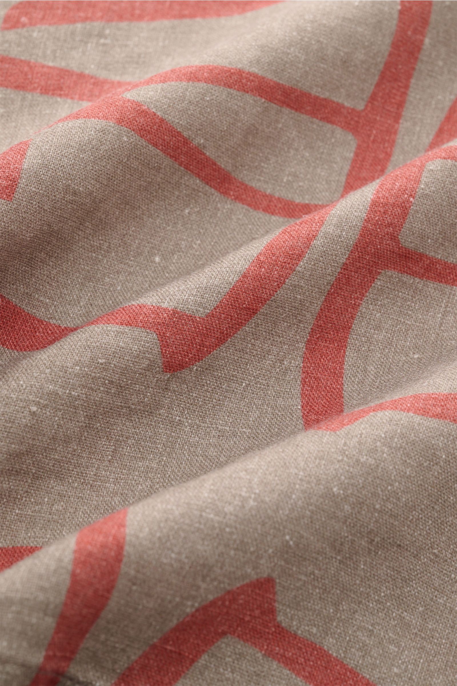 04651/ A trip in a bag Leinen-Kurzarmhemd Kubanischer Kragen taupe/rot gemustert