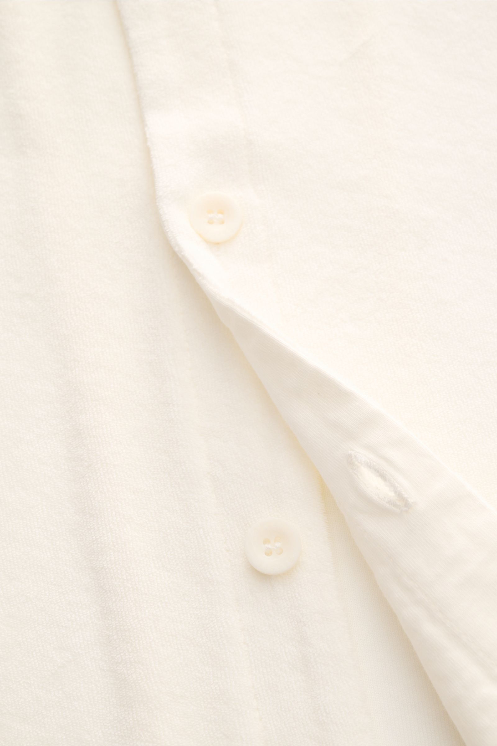 04651/ A trip in a bag Frottee-Kurzarmhemd 'Terry Cuba' weiß in Nahaufnahme von Knopfleiste und weichem Baumwoll-Frottee, Regular Fit, kubanischer Kragen.
