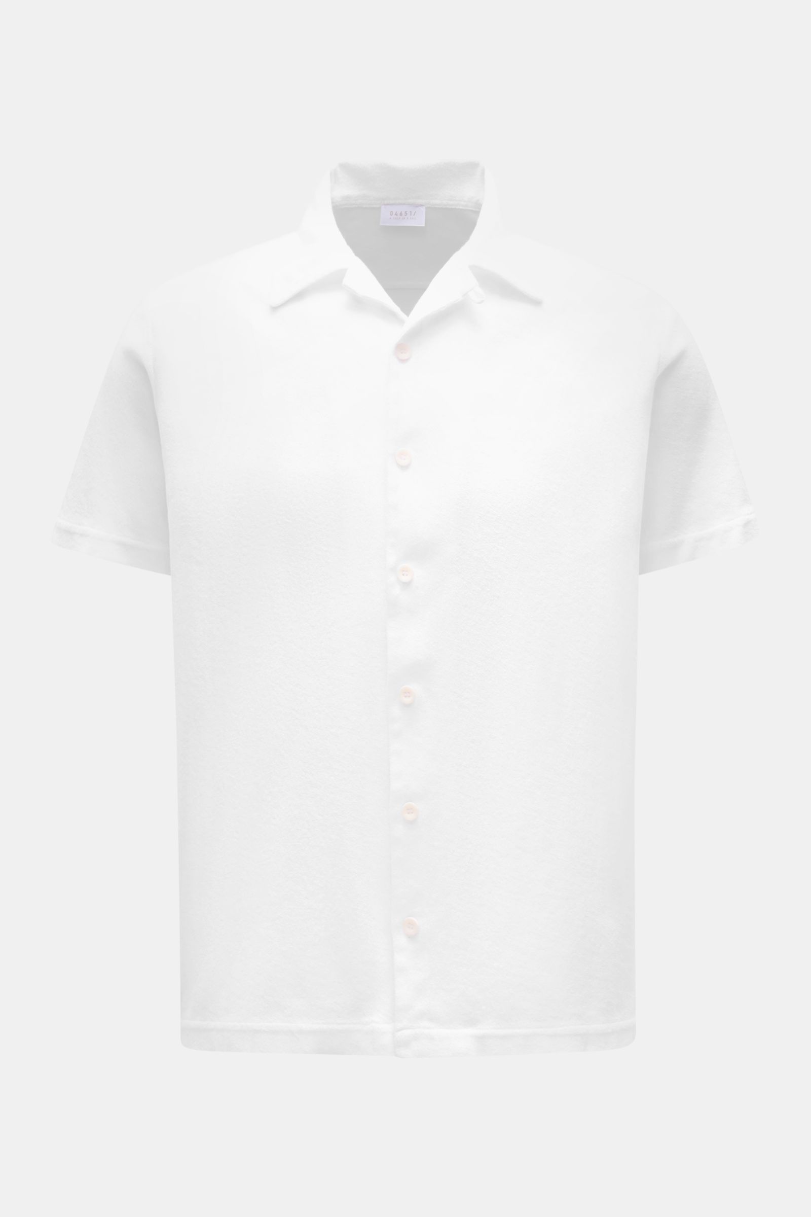 Front view of the 04651/ A trip in a bag Frottee-Kurzarmhemd 'Terry Cuba' weiß, a white short-sleeve cotton terry shirt with a soft touch, regular fit, variable Cuban collar, French button placket, small side seam label, and short hem slits, perfect for a