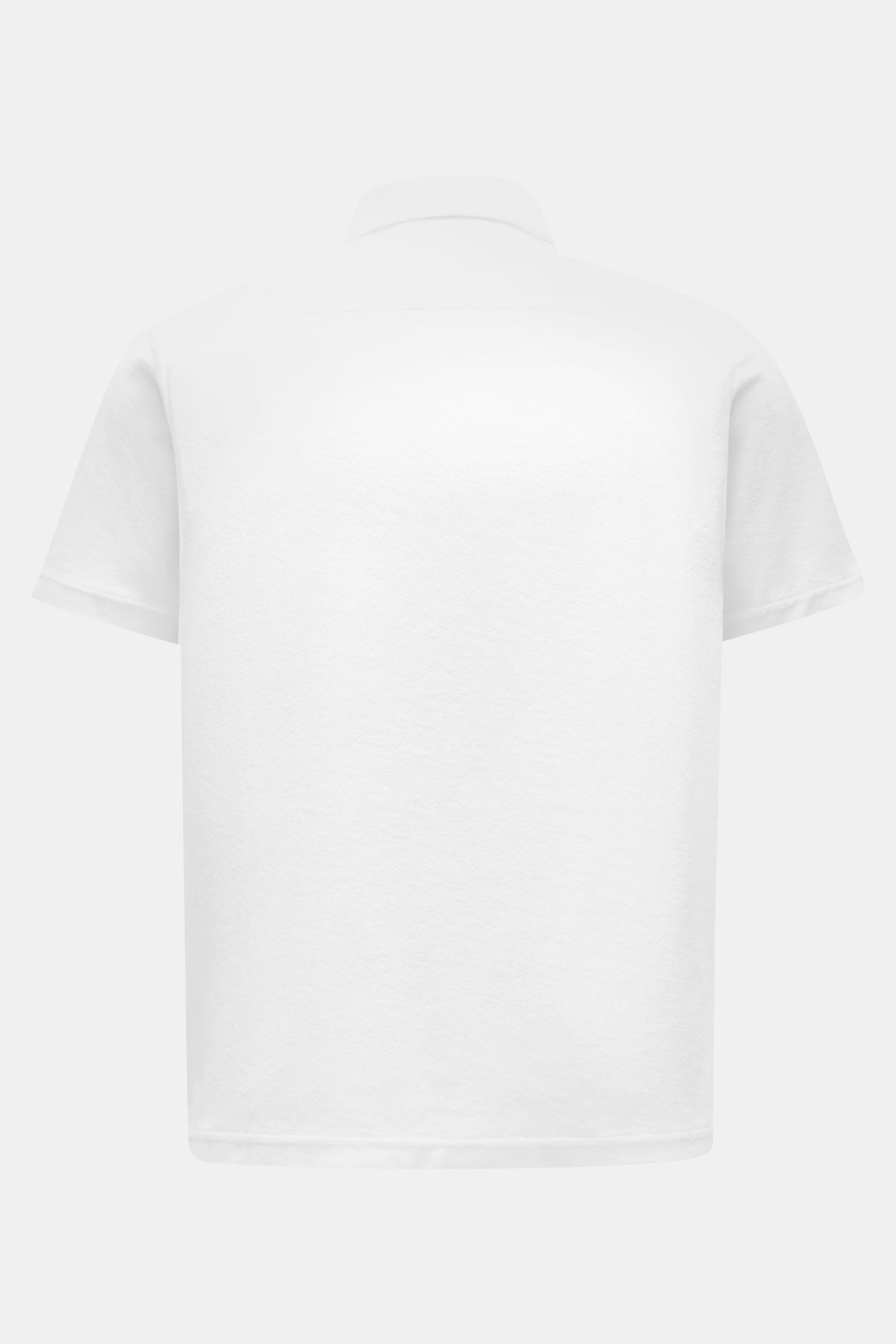 Rear view of 04651/ A trip in a bag Frottee-Kurzarmhemd 'Terry Cuba' weiß, a white short-sleeve cotton terry shirt with a soft feel, regular fit, variable Cuban collar, French button placket, small side seam label, and short hem slits. Urlaubsgefühl zum A