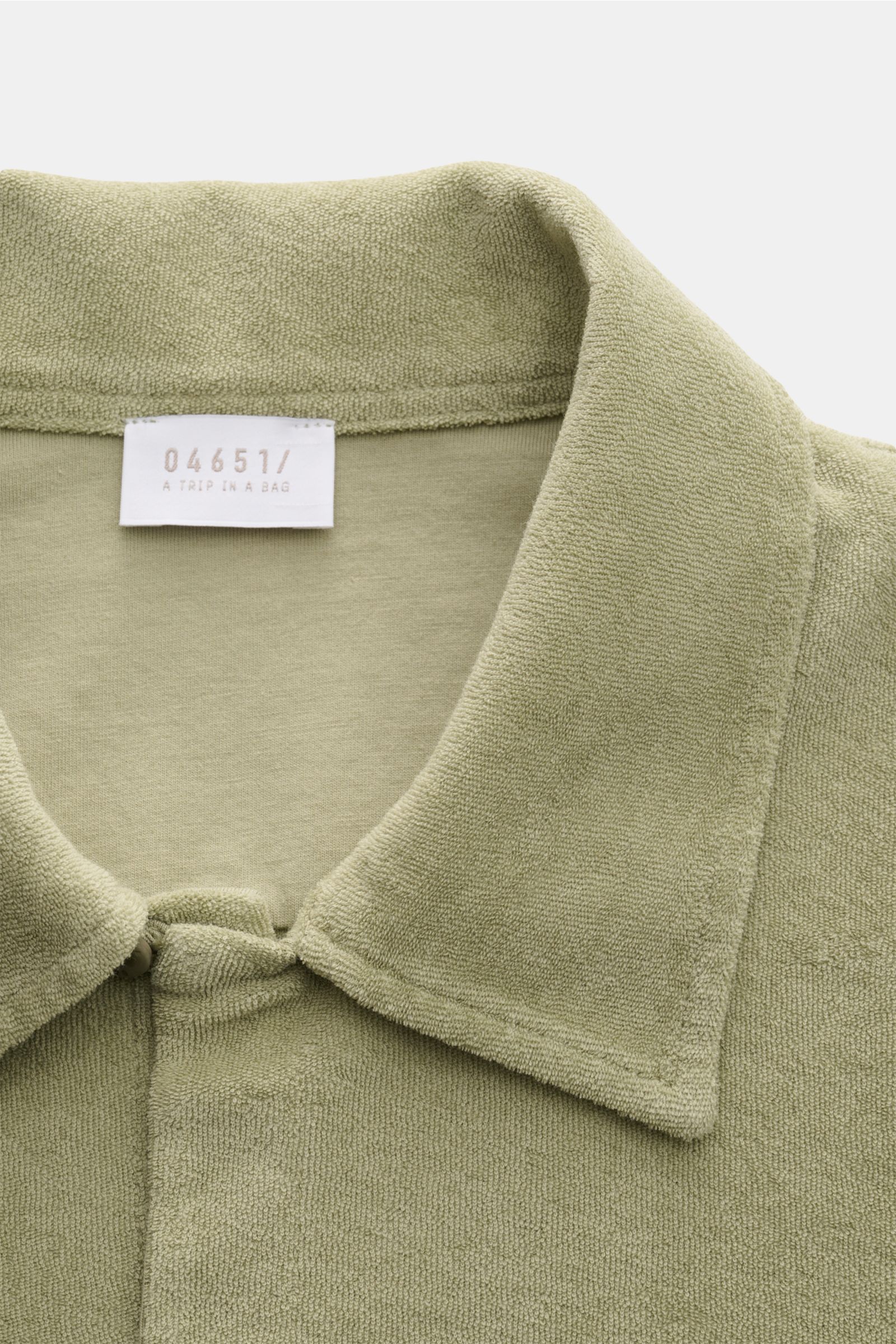 04651/ A trip in a bag Frottee-Kurzarmhemd 'Terry Cuba' salbei, Nahaufnahme von Kragen und Knopfleiste aus weichem Baumwoll-Frottee.