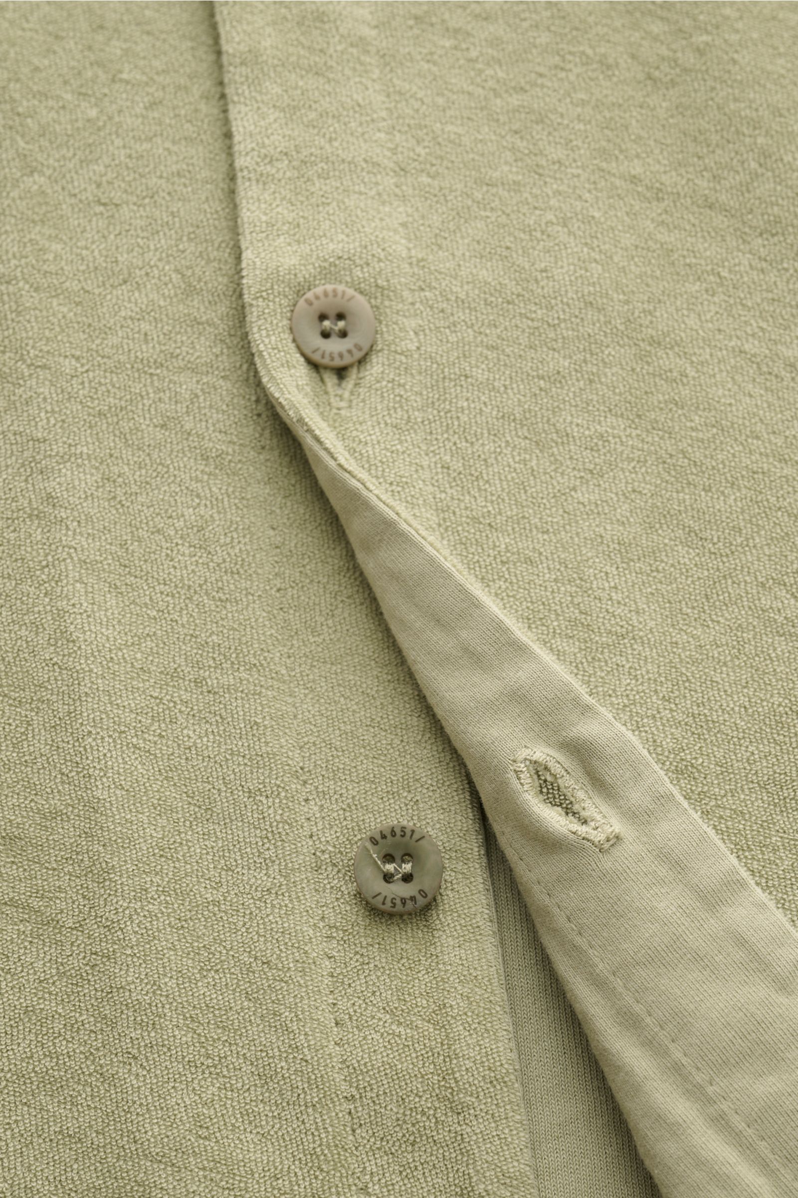 04651/ A trip in a bag Frottee-Kurzarmhemd 'Terry Cuba' salbei, Detailaufnahme der französischen Knopfleiste und des weichen Baumwoll-Frottee-Stoffs.