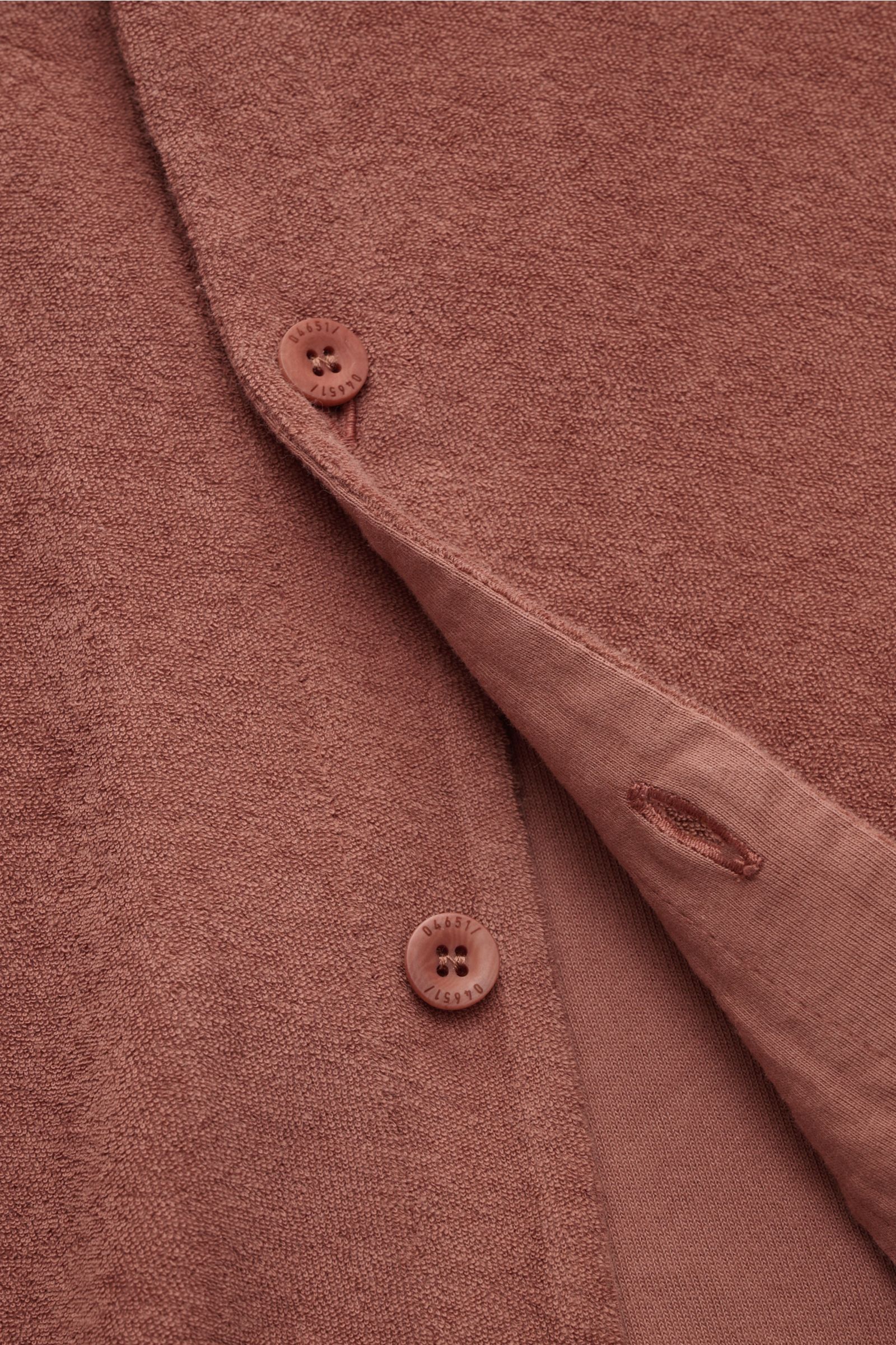 Nahaufnahme des rostbraunen 04651/ A trip in a bag Frottee-Kurzarmhemd 'Terry Cuba' mit weichem Griff, französischer Knopfleiste und kubanischem Kragen aus Baumwoll-Frottee.