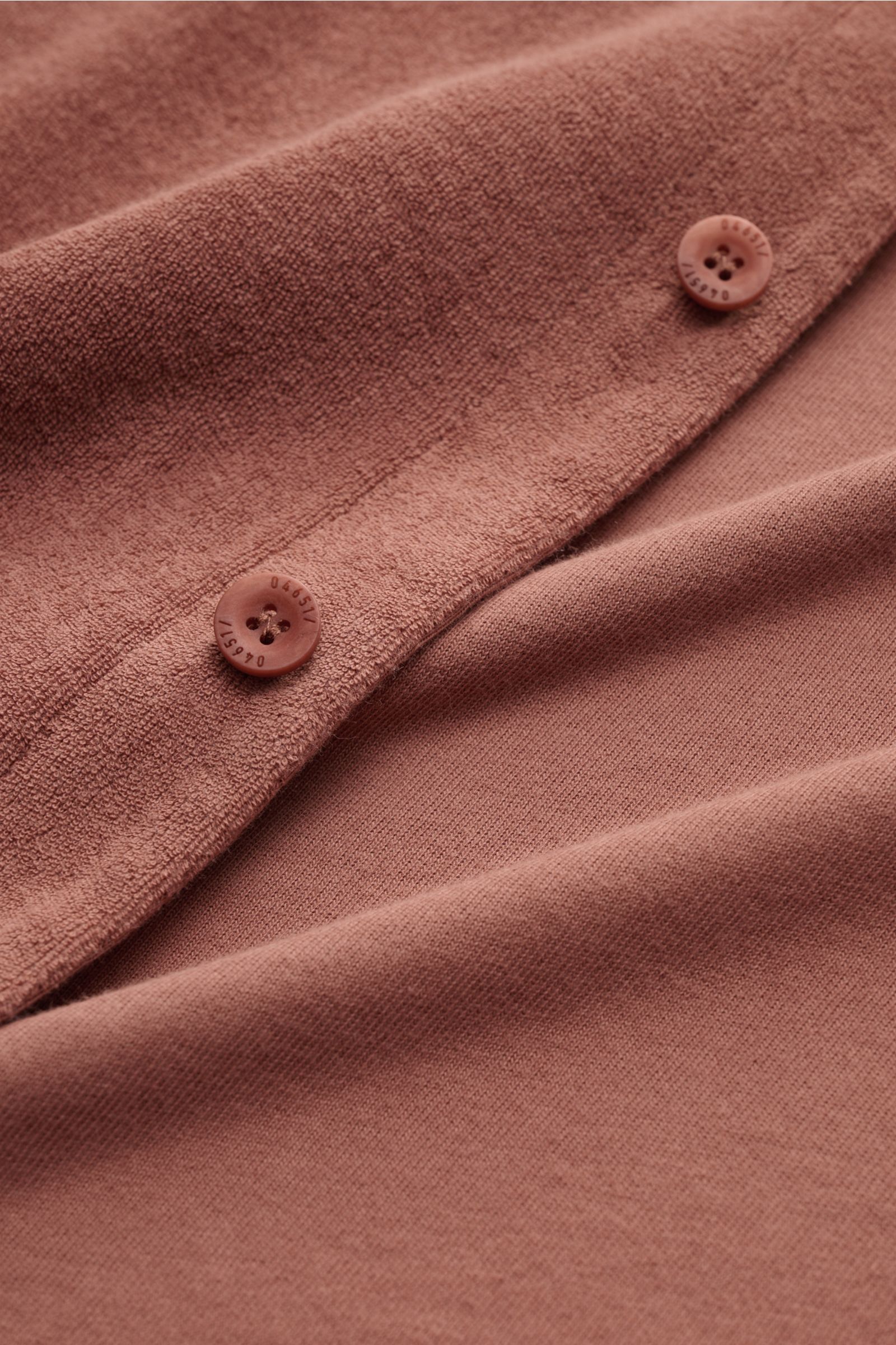 Nahaufnahme des 04651/ A trip in a bag Frottee-Kurzarmhemd 'Terry Cuba' rostbraun mit weichem Griff, kubanischem Kragen und Knöpfen, Baumwoll-Frottee, von oben fotografiert.