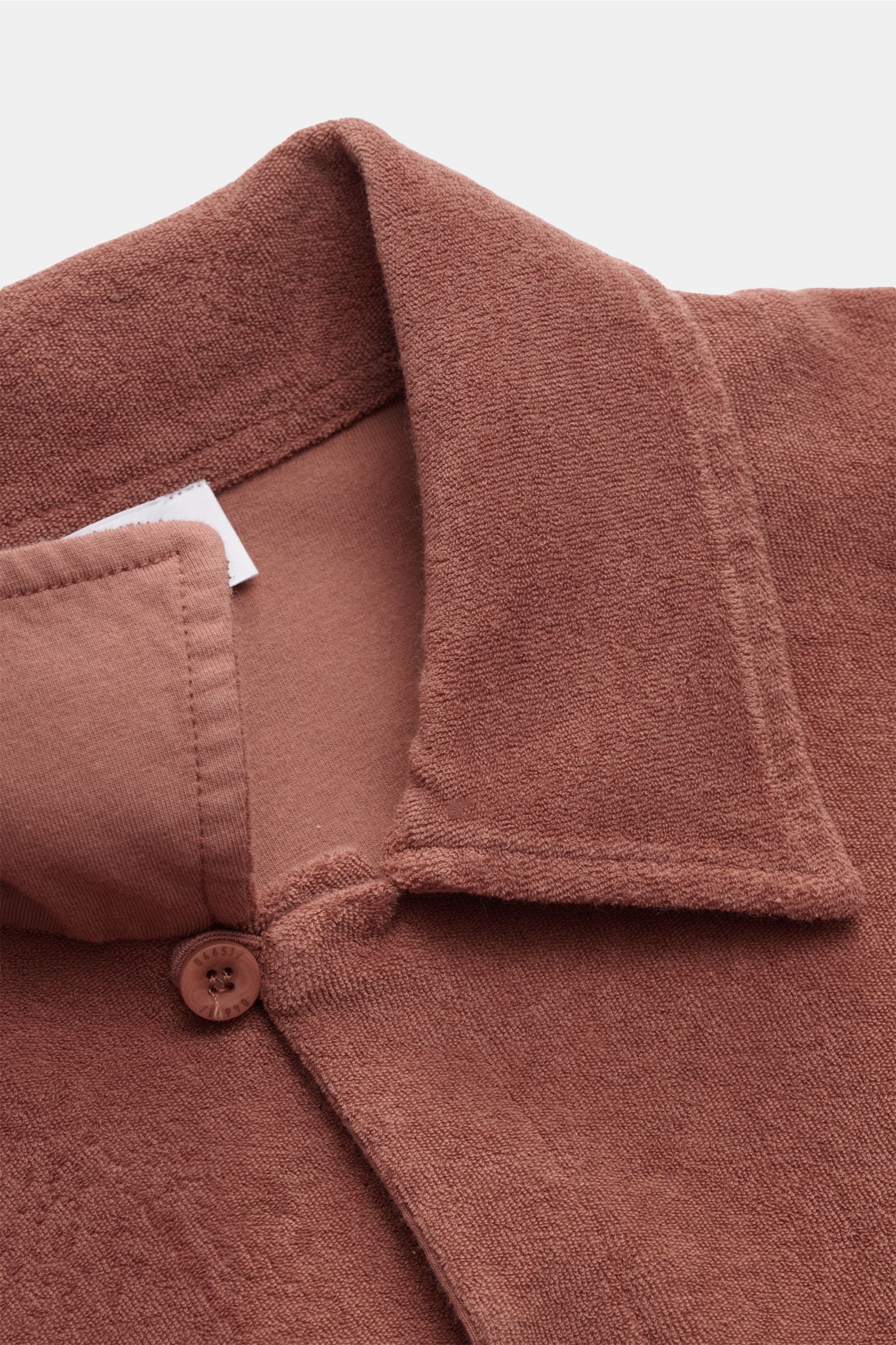04651/ A trip in a bag Frottee-Kurzarmhemd 'Terry Cuba' rostbraun, Nahaufnahme von Kragen und Knopfleiste aus weichem Baumwoll-Frottee.