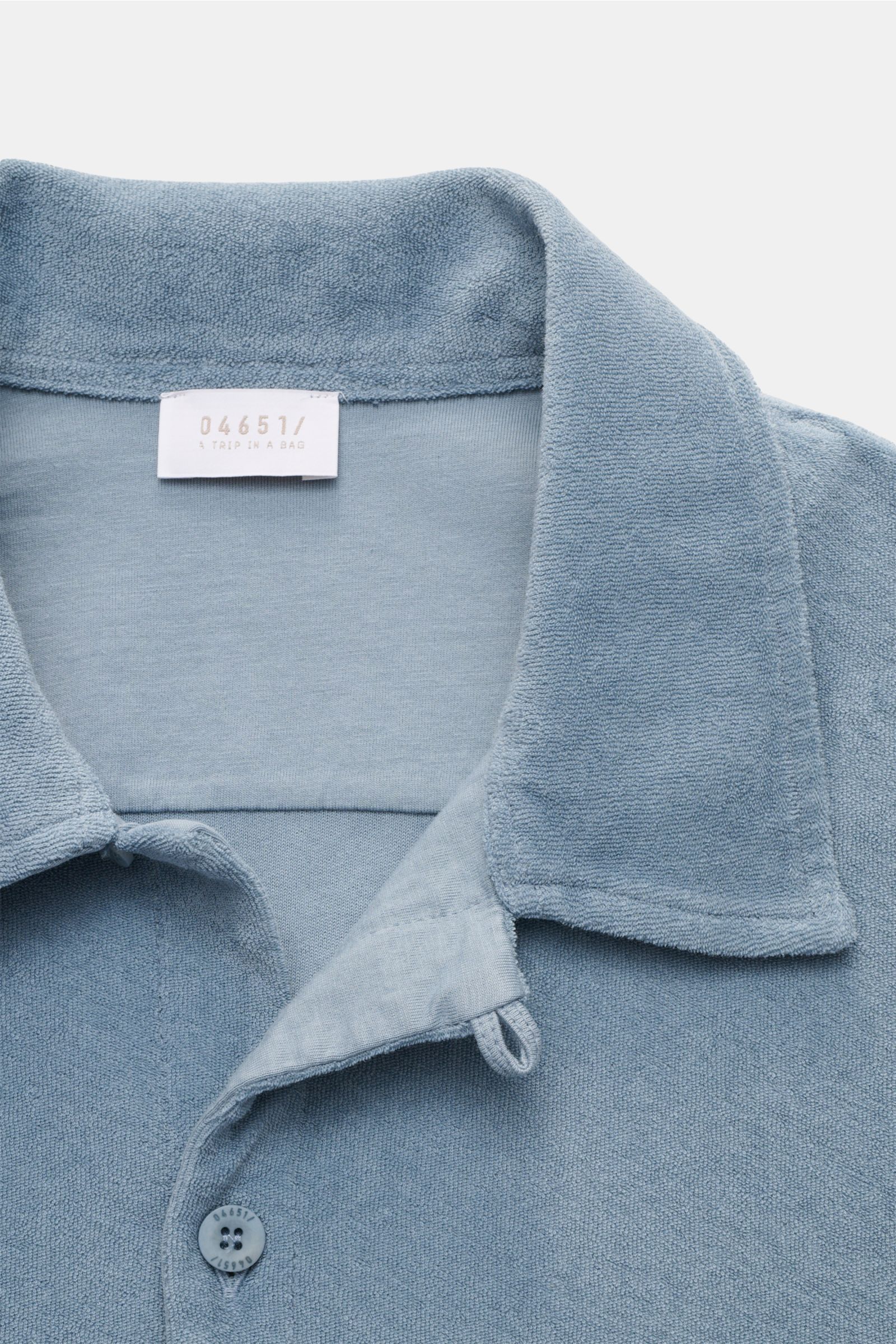 04651/ A trip in a bag Frottee-Kurzarmhemd 'Terry Cuba' rauchblau, Detailansicht von oben, Baumwoll-Frottee, kubanischer Kragen, französische Knopfleiste, weicher Griff, Regular Fit.