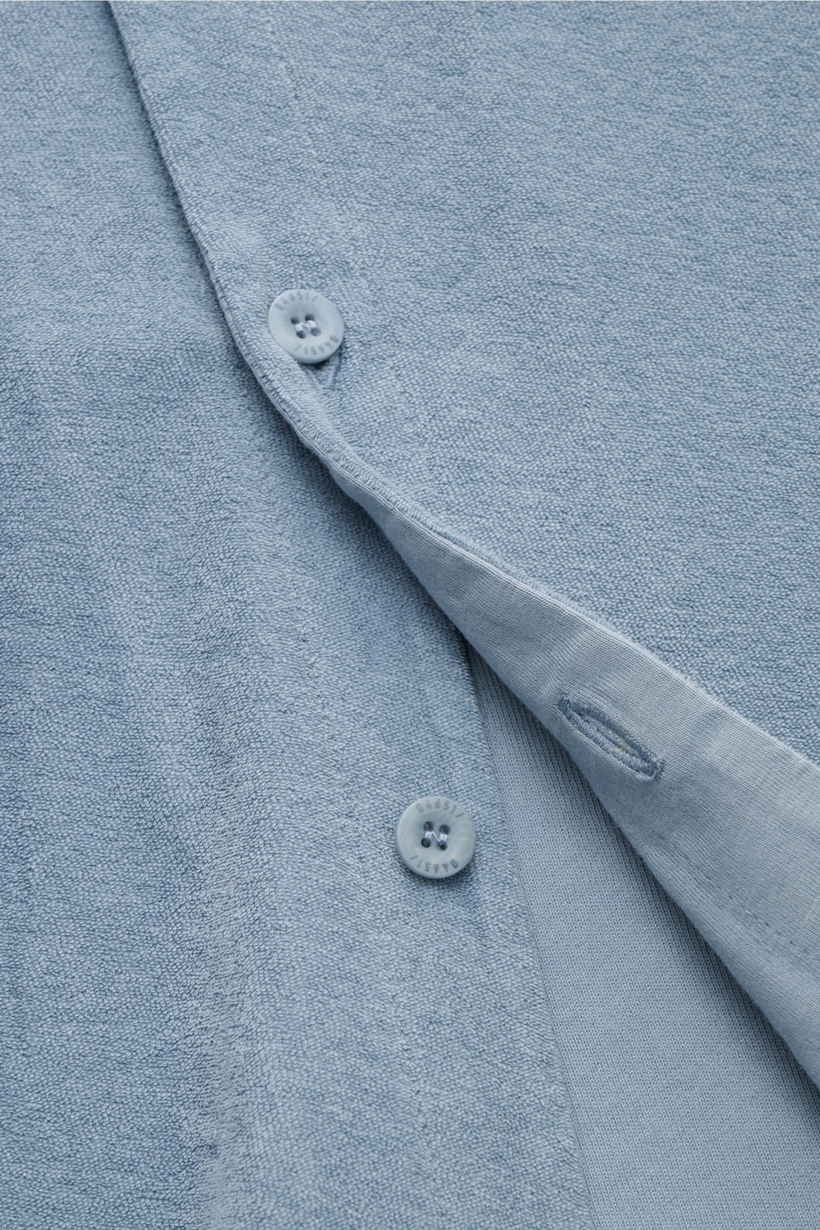 04651/ A trip in a bag Frottee-Kurzarmhemd 'Terry Cuba' rauchblau, Detailaufnahme von Knopfleiste und weichem Baumwoll-Frottee in Regular Fit.