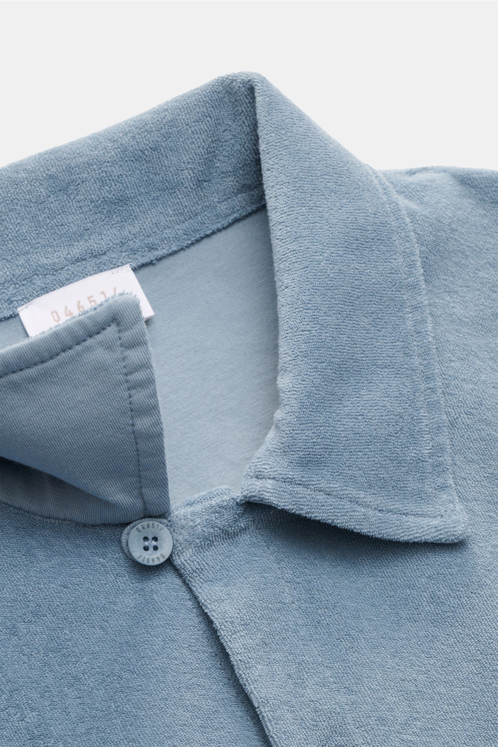 Nahaufnahme des variablen kubanischen Kragens und der französischen Knopfleiste des 04651/ A trip in a bag Frottee-Kurzarmhemd 'Terry Cuba' rauchblau aus weichem Baumwoll-Frottee.