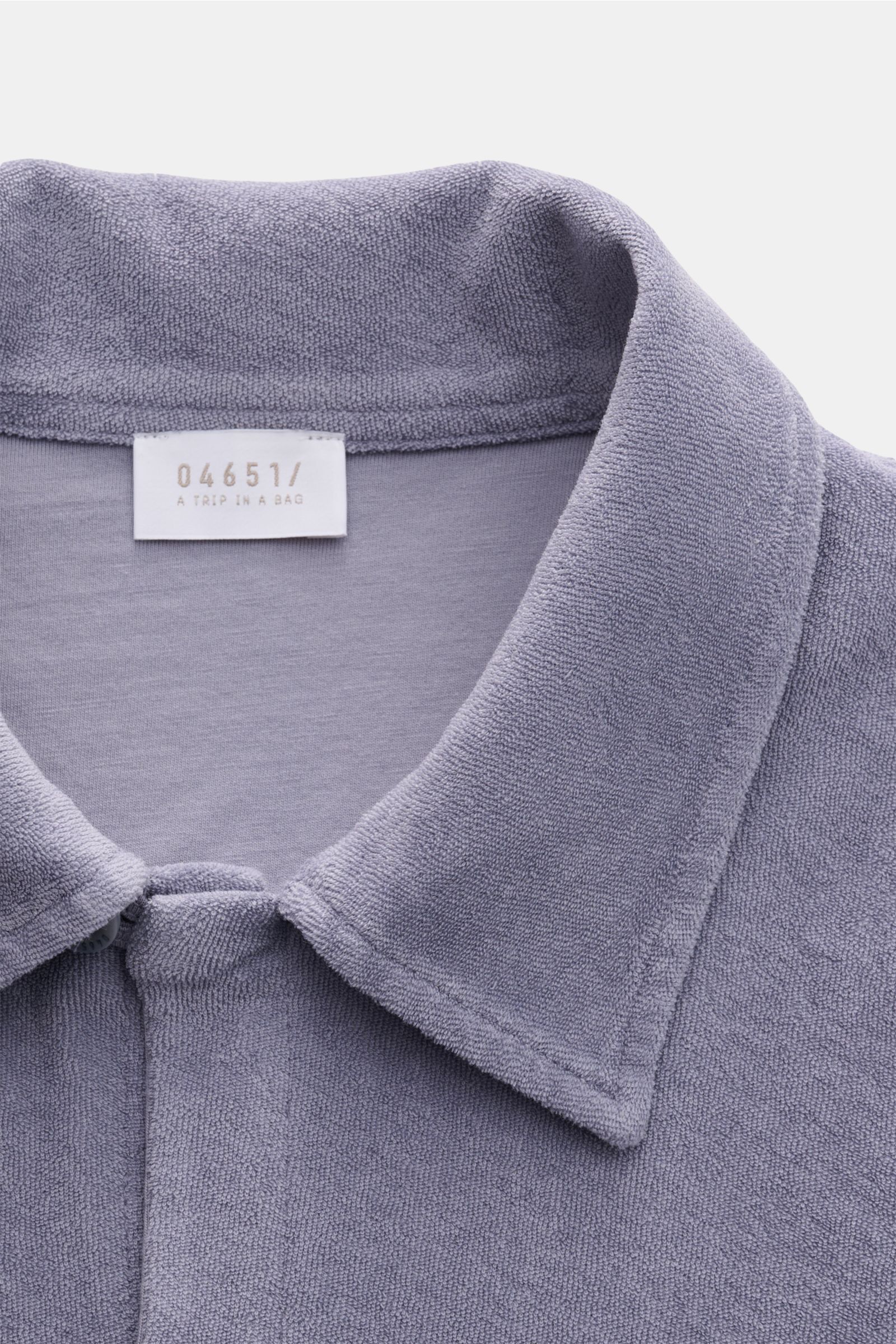 04651/ A trip in a bag Frottee-Kurzarmhemd 'Terry Cuba' lavender, Nahaufnahme von Kragen und französischer Knopfleiste aus weichem Baumwoll-Frottee.