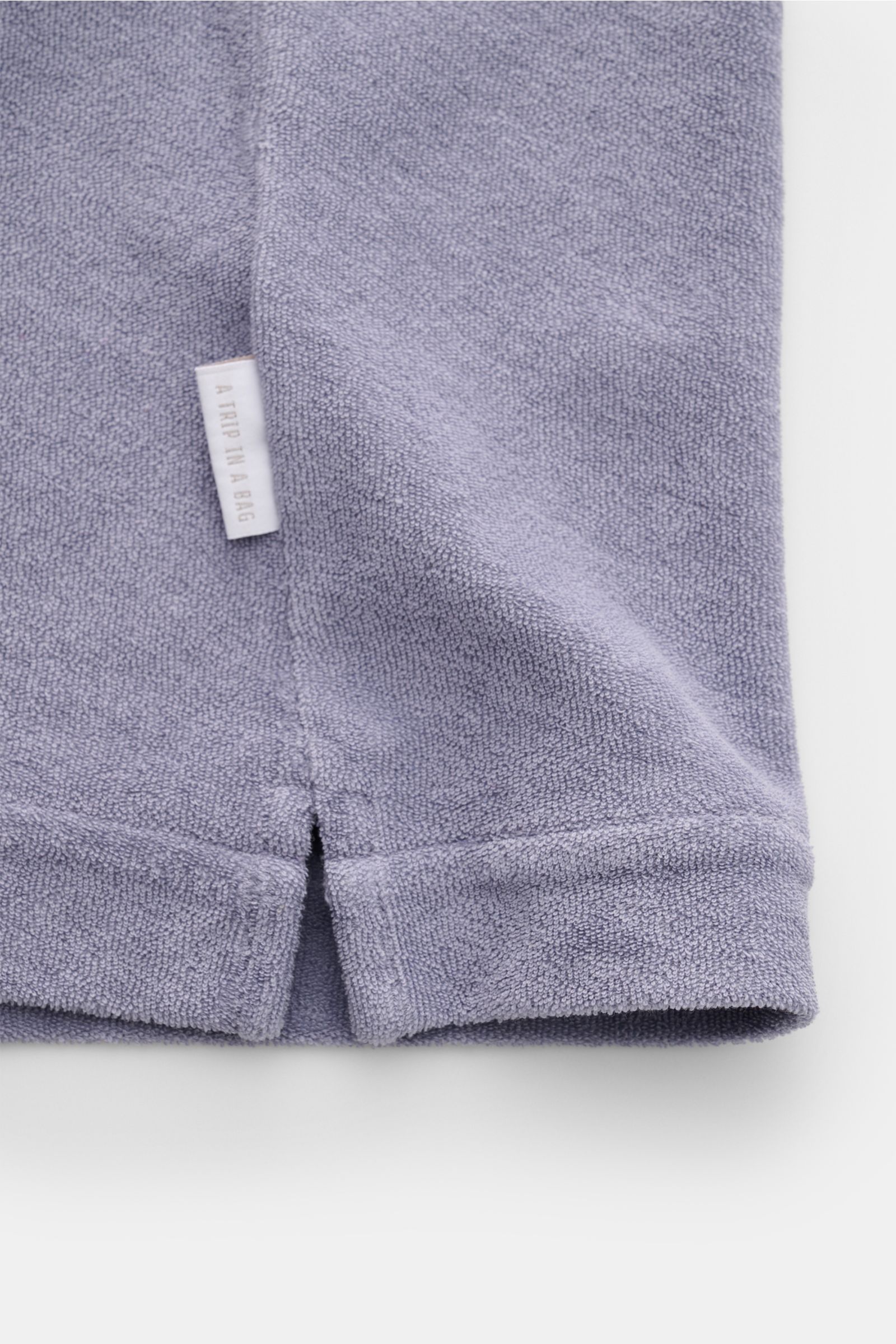 04651/ A trip in a bag Frottee-Kurzarmhemd 'Terry Cuba' lavender, Detailaufnahme Saum mit kurzem Schlitz und Weblabel, weicher Baumwoll-Frottee