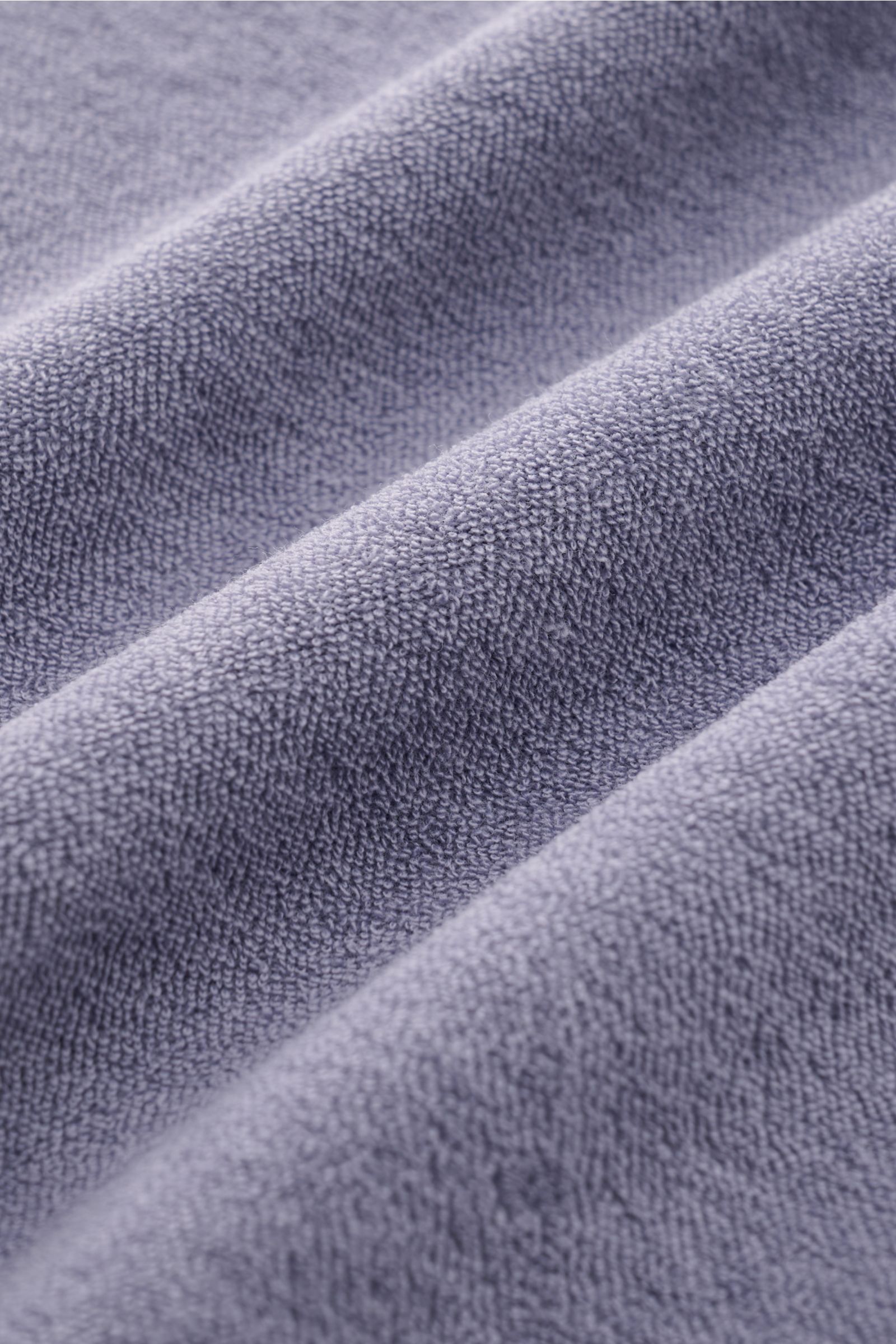 Feine Detailaufnahme des weichen Baumwoll-Frottee-Stoffs in Lavendel, 04651/ A trip in a bag Frottee-Kurzarmhemd 'Terry Cuba' von oben fotografiert.