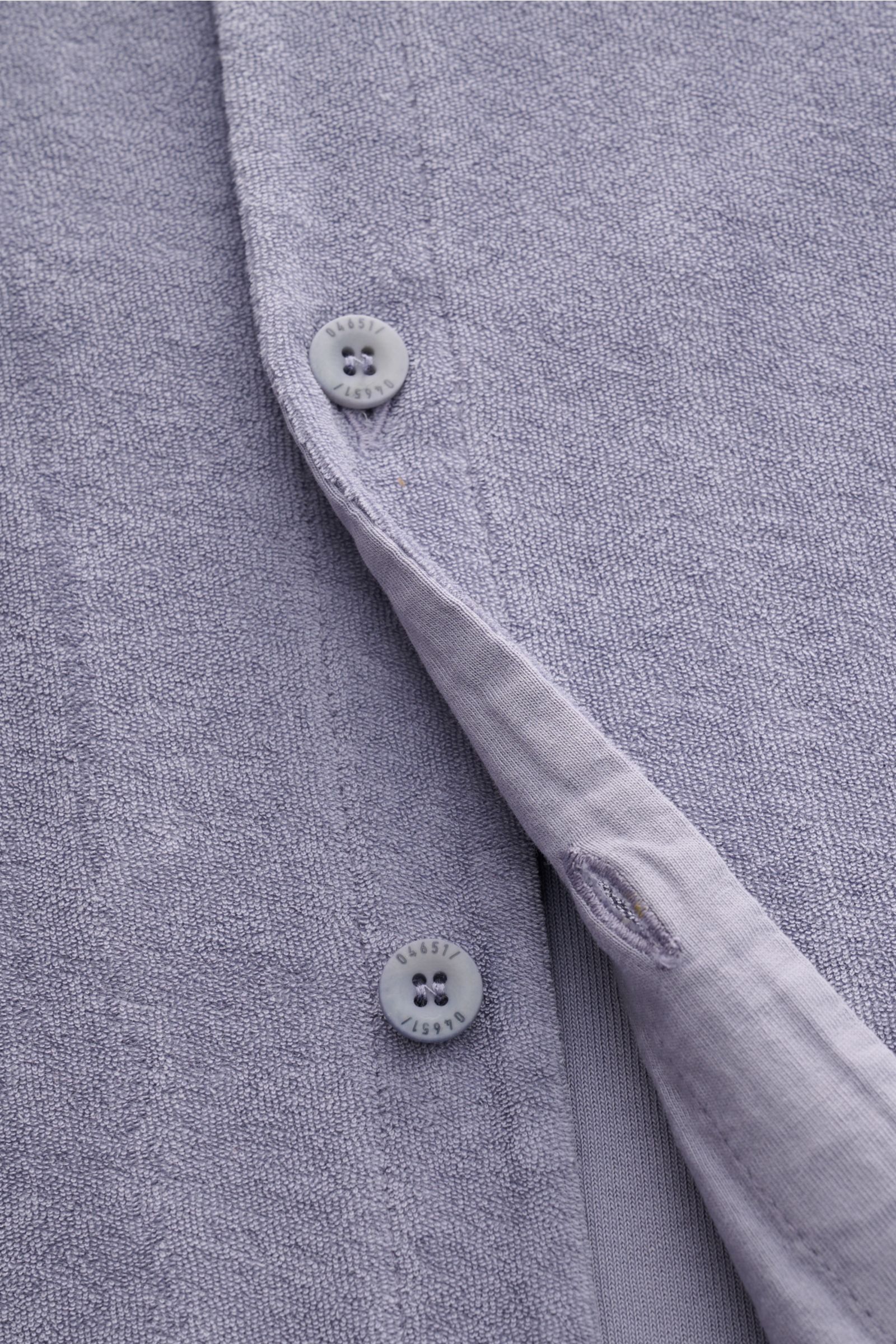 Nahaufnahme des 04651/ A trip in a bag Frottee-Kurzarmhemd 'Terry Cuba' lavender mit französischer Knopfleiste und weichem Baumwoll-Frottee.