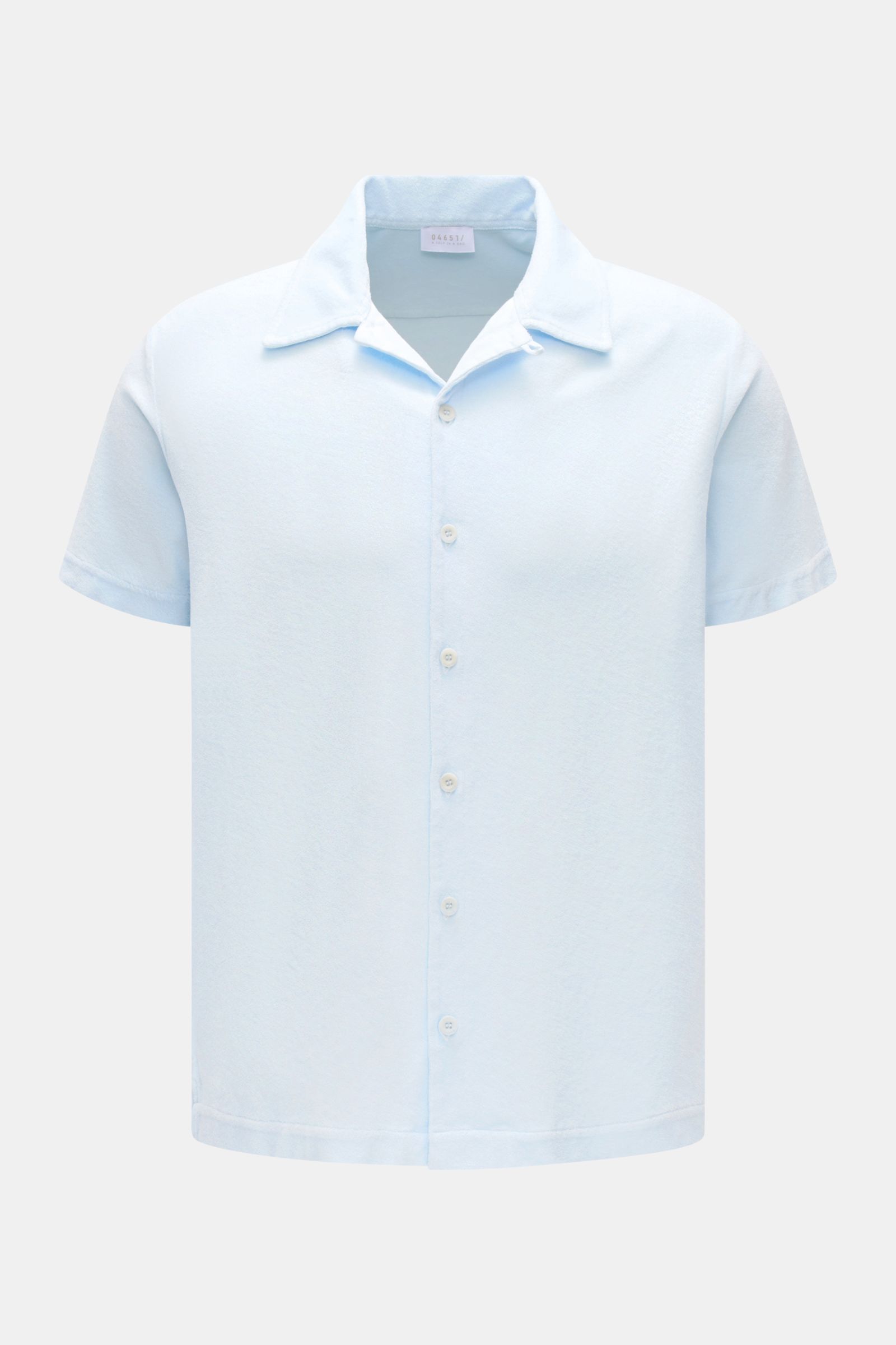 Front view of 04651/ A trip in a bag Frottee-Kurzarmhemd 'Terry Cuba' pastellblau, a pastel blue short-sleeve shirt in soft pure cotton terry with a regular fit, variable Cuban collar, French button placket, small side seam label, and short hem slits, off