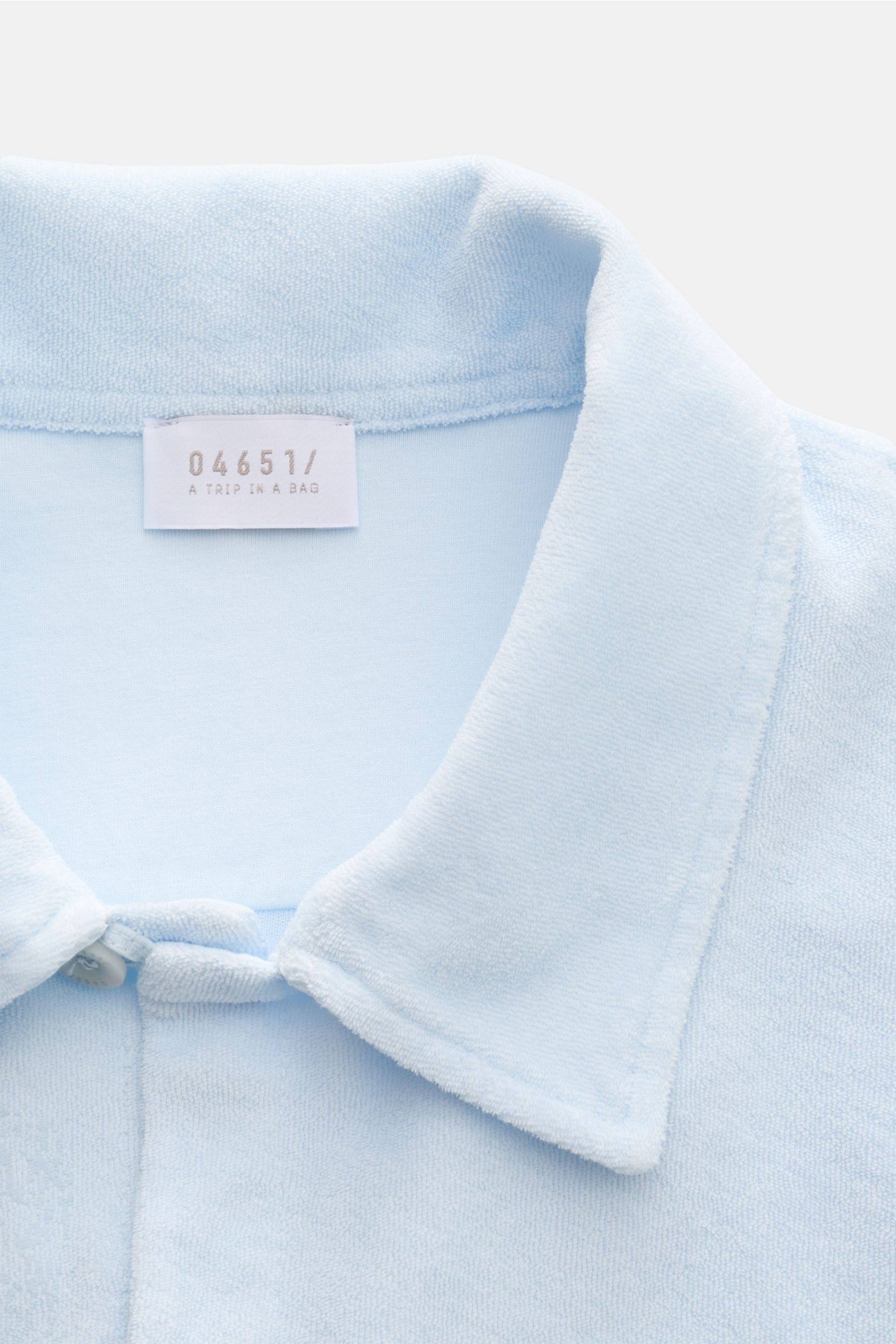 04651/ A trip in a bag Frottee-Kurzarmhemd 'Terry Cuba' pastellblau in Nahaufnahme von oben, weicher Baumwoll-Frottee mit kubanischem Kragen und Knopfleiste.
