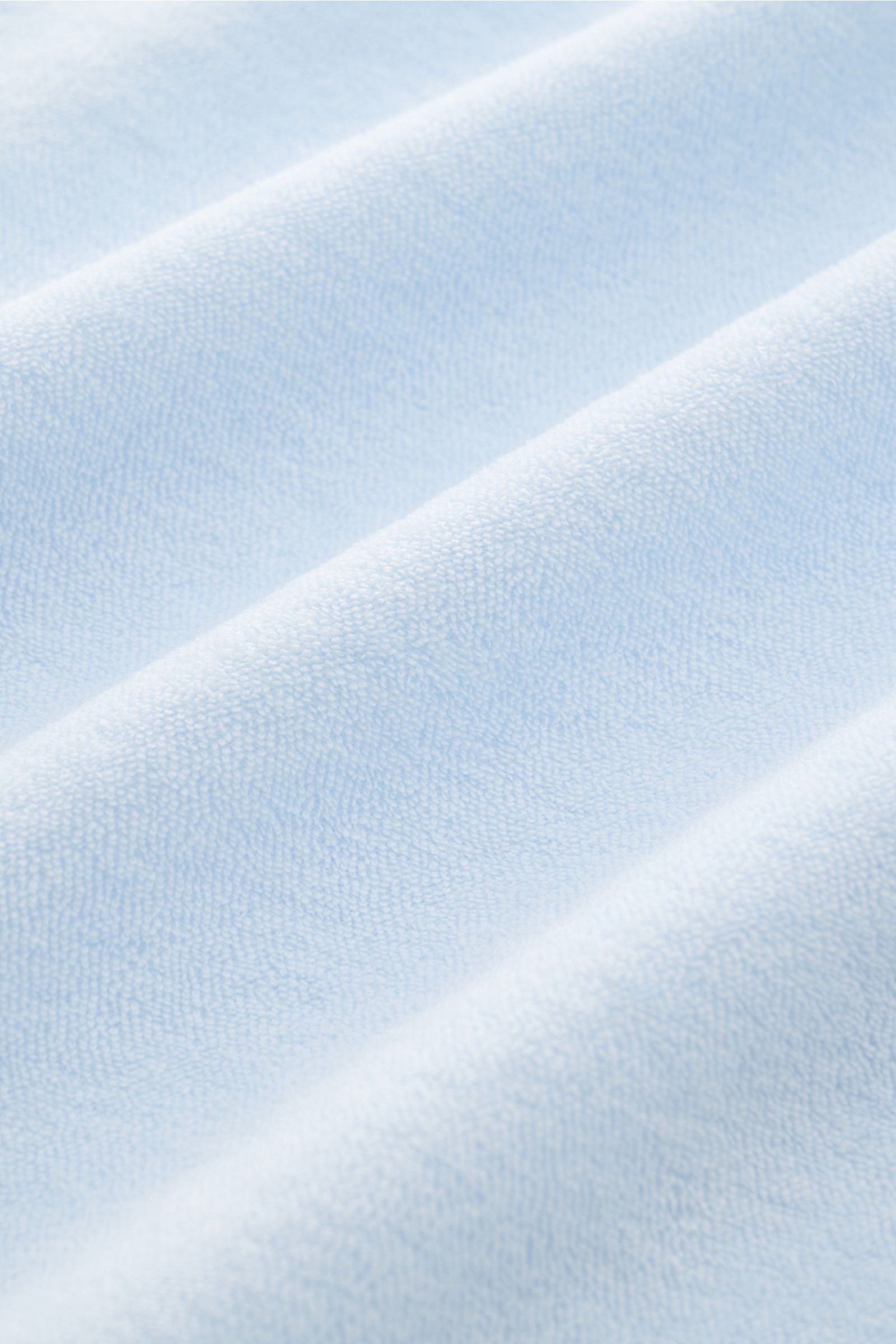 04651/ A trip in a bag Frottee-Kurzarmhemd 'Terry Cuba' pastellblau, Nahaufnahme des weichen Baumwoll-Frottees mit feiner Struktur, Urlaubsgefühl zum Anziehen.