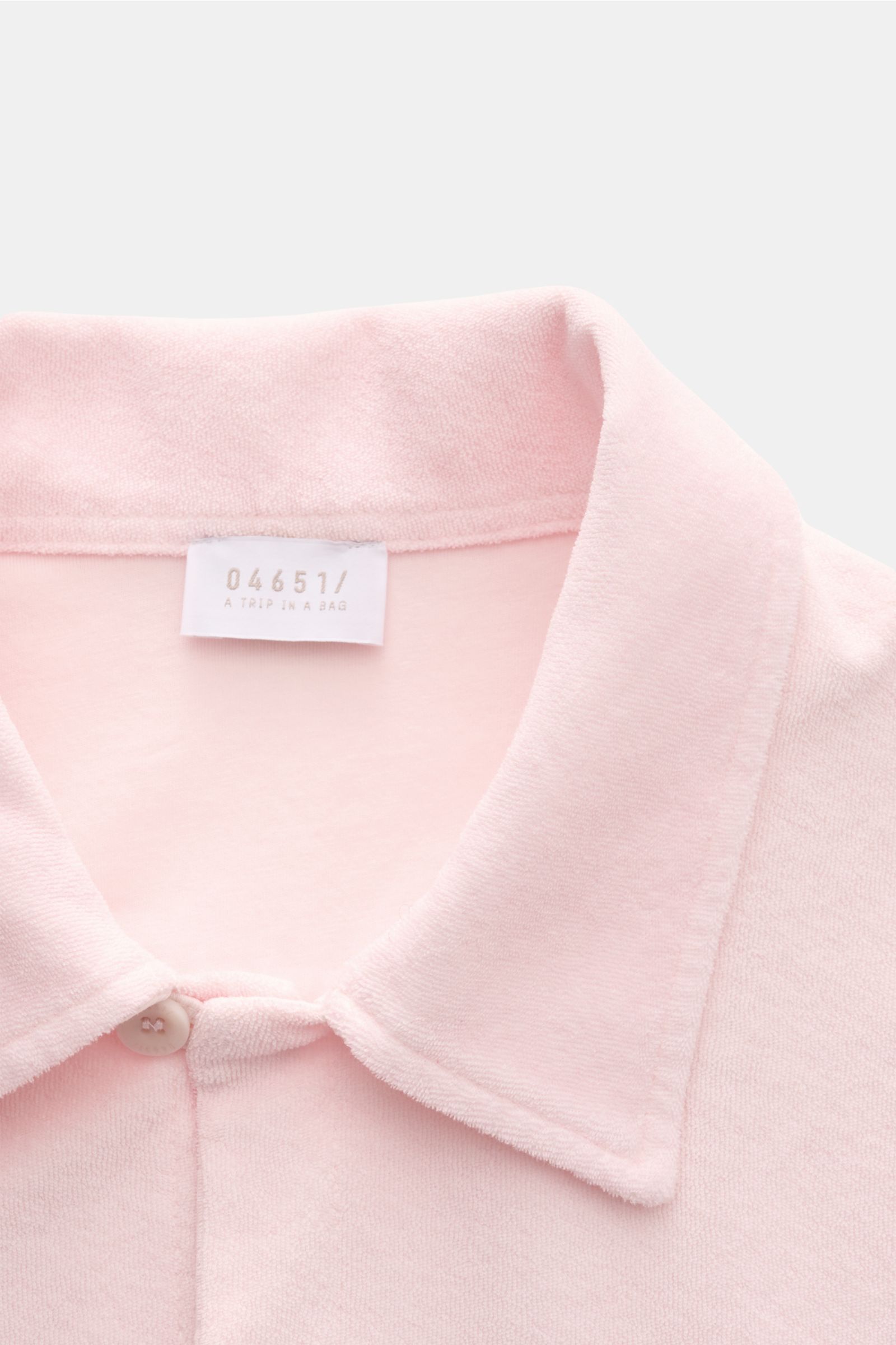 04651/ A trip in a bag Frottee-Kurzarmhemd 'Terry Cuba' rosé aus Baumwoll-Frottee, weicher Griff, kubanischer Kragen, Knopfleiste, Seitennaht-Weblabel, Detailfoto von oben.