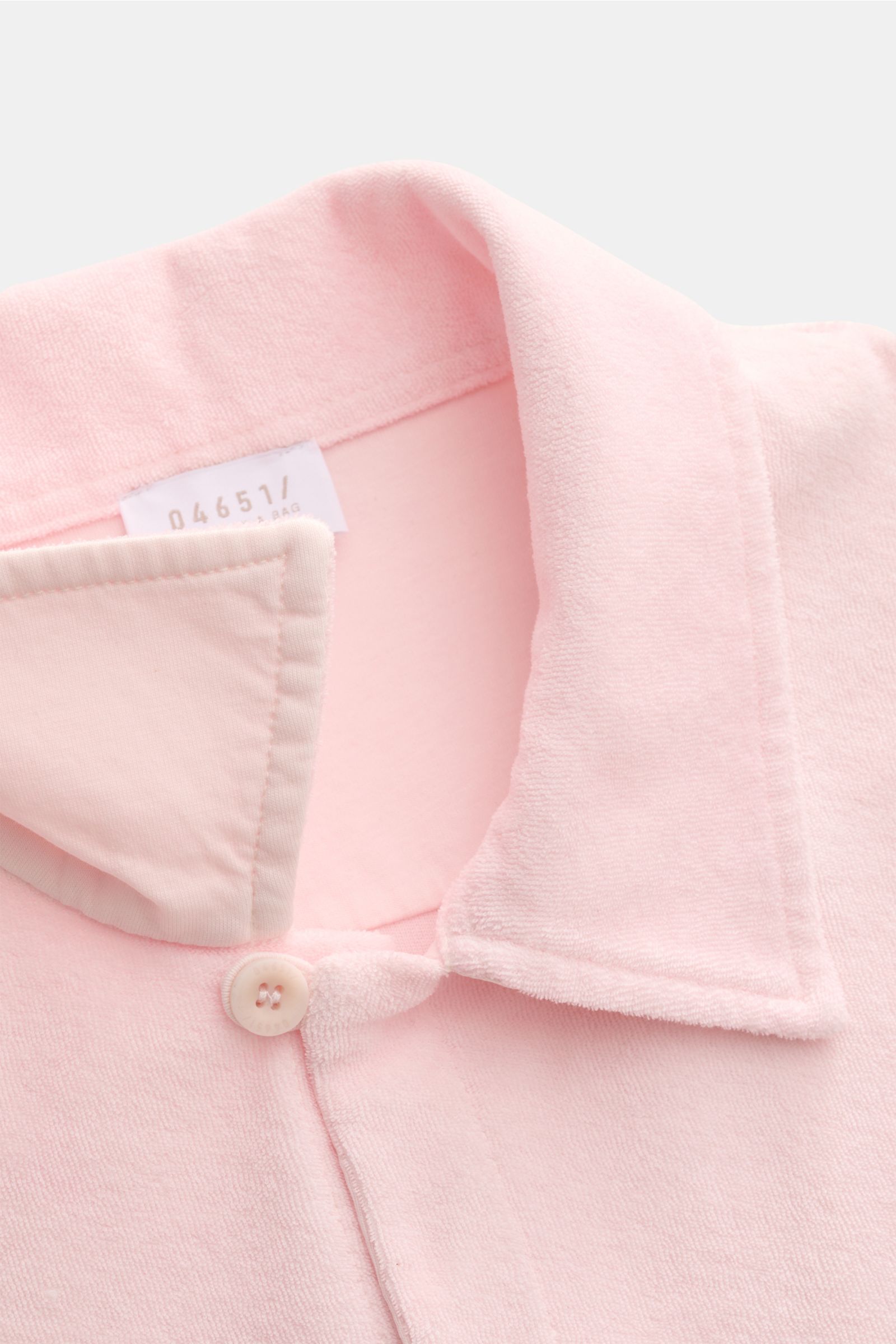 Close-up front view of 04651/ A trip in a bag Frottee-Kurzarmhemd 'Terry Cuba' rosé in soft pink cotton terry with a variable Cuban collar and French button placket. Urlaubsgefühl zum Anziehen: Das Kurzarmhemd 'Terry Cuba' von 04651/ A TRIP IN A BAG aus a