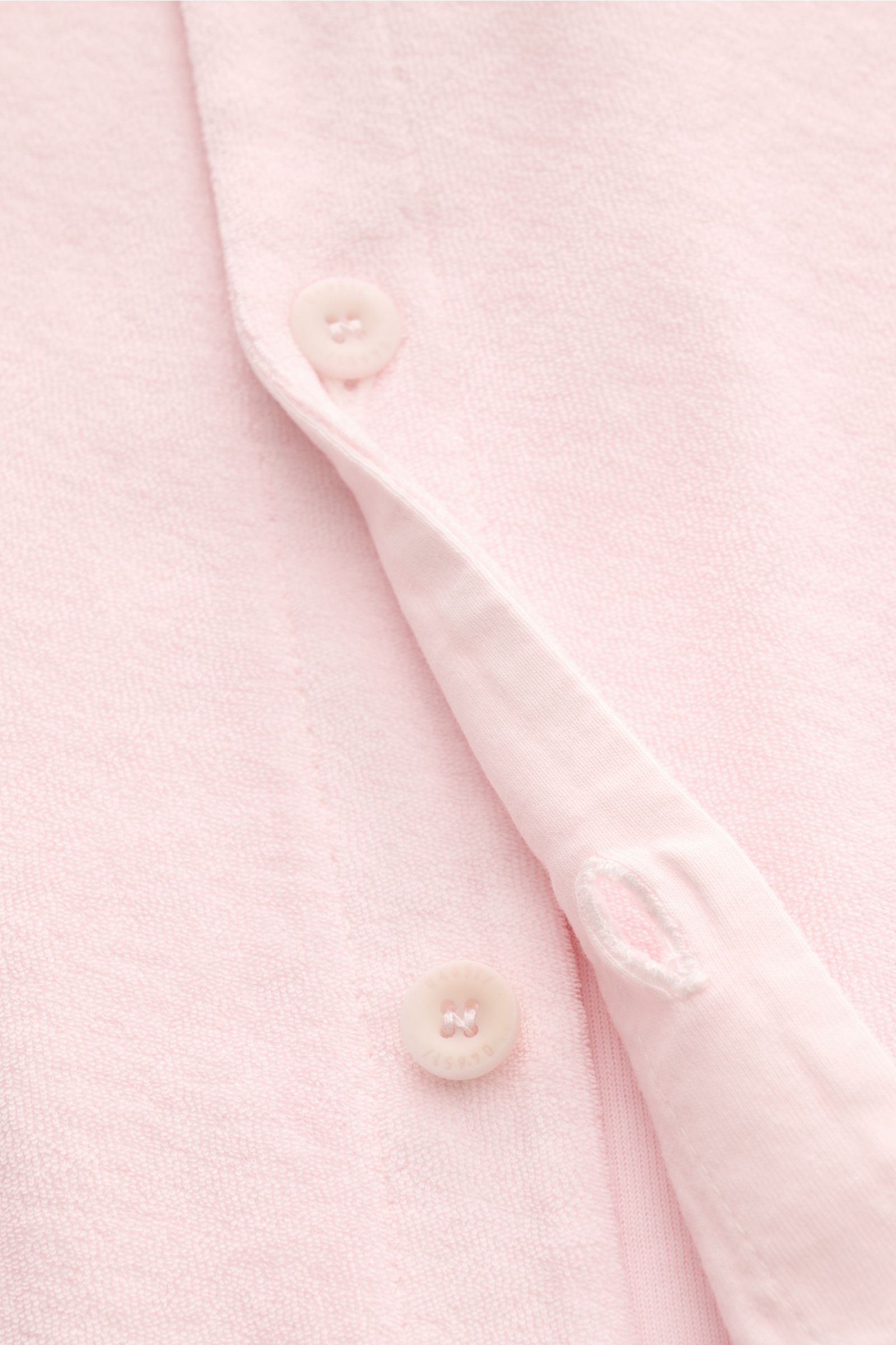 04651/ A trip in a bag Frottee-Kurzarmhemd 'Terry Cuba' rosé in Nahaufnahme von der Knopfleiste mit weichem Baumwoll-Frottee und kubanischem Kragen.