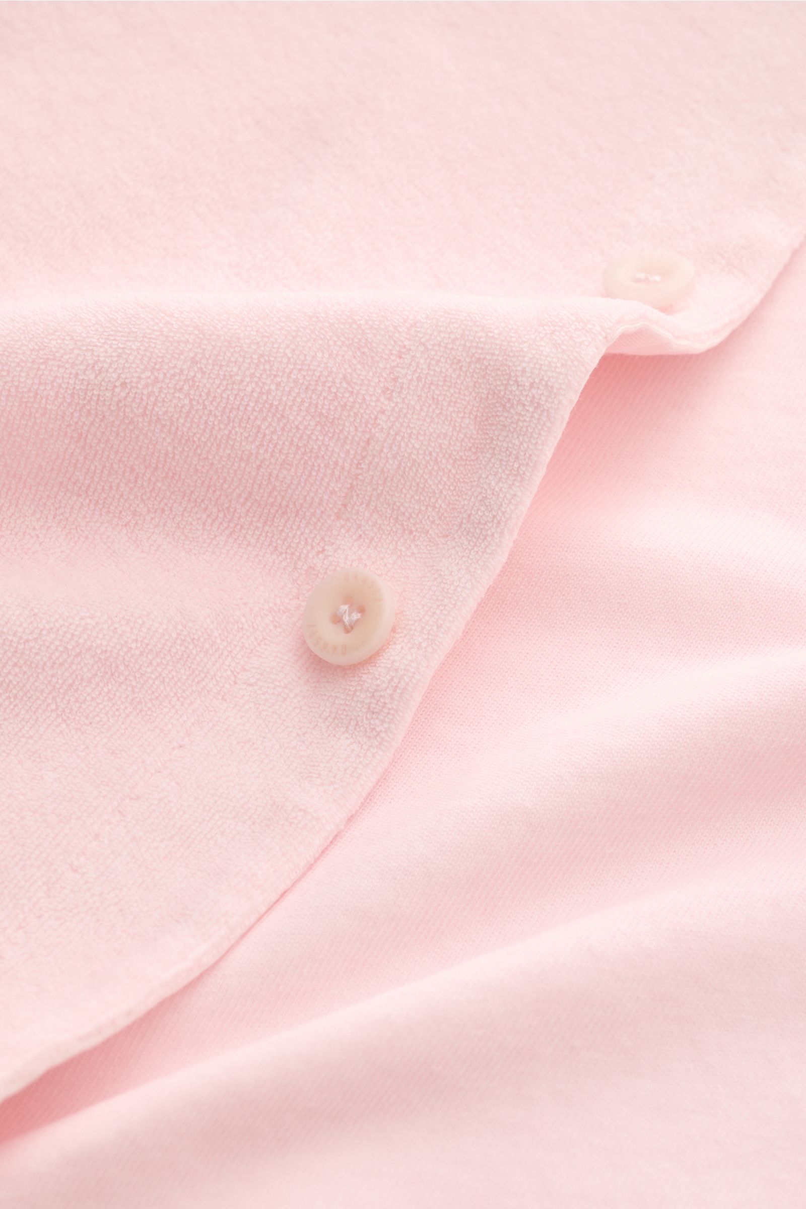 Close-up front view of the 04651/ A trip in a bag Frottee-Kurzarmhemd 'Terry Cuba' rosé, showing soft cotton terry fabric, French button placket, and textured details. Urlaubsgefühl zum Anziehen: Das Kurzarmhemd 'Terry Cuba' von 04651/ A TRIP IN A BAG aus