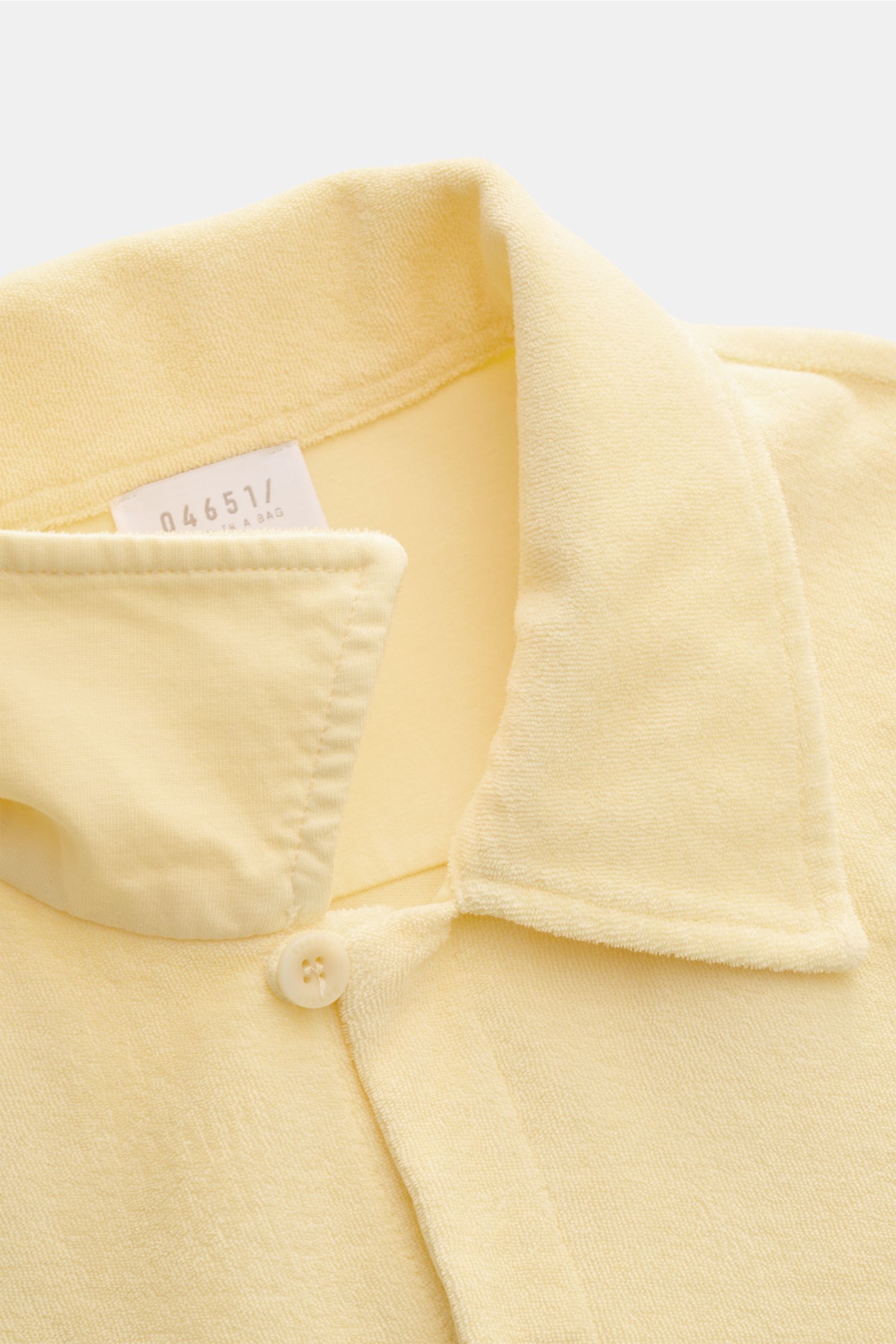 04651/ A trip in a bag Frottee-Kurzarmhemd 'Terry Cuba' pastellgelb aus weichem Baumwoll-Frottee, kubanischer Kragen, Detailaufnahme von oben.