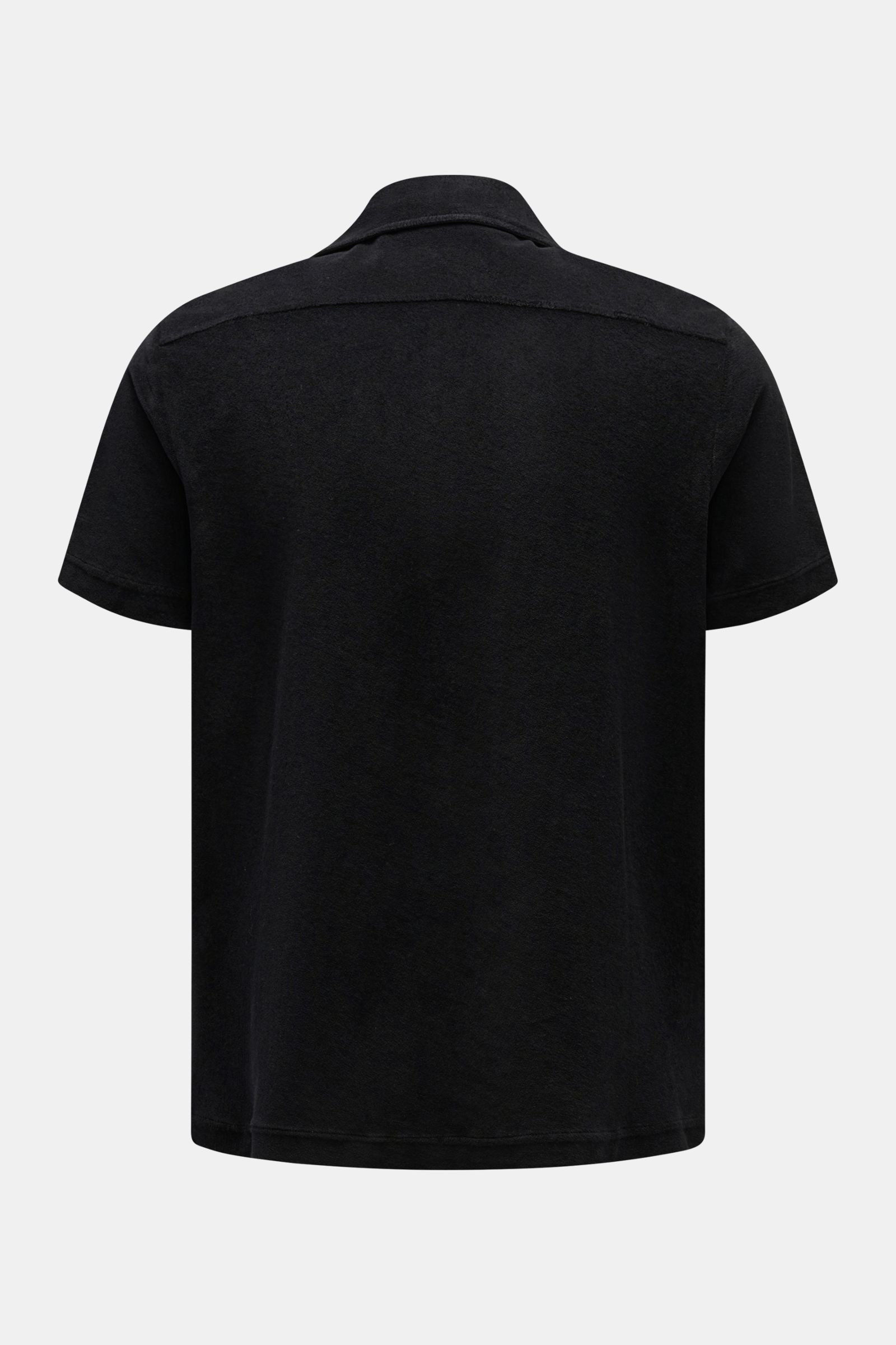 Black short-sleeve shirt photographed from the back, featuring a variable Cuban collar and soft cotton terry fabric; 04651/ A trip in a bag Frottee-Kurzarmhemd 'Terry Cuba' schwarz offers a regular fit, French button placket, small side seam label, and sh