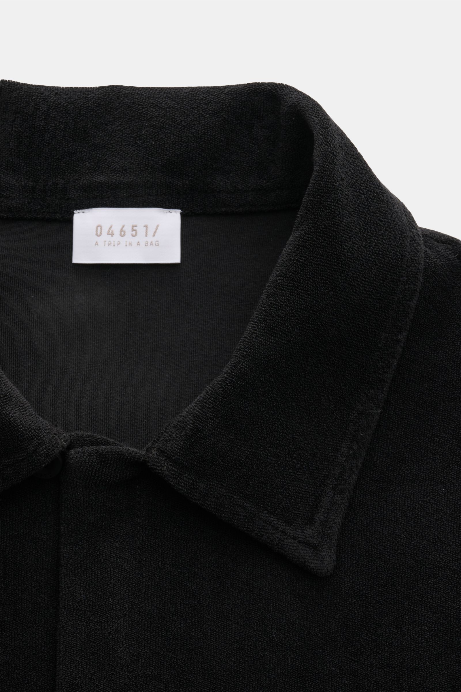 Schwarzes 04651/ A trip in a bag Frottee-Kurzarmhemd 'Terry Cuba' in Nahaufnahme von oben, kubanischer Kragen, Baumwoll-Frottee.